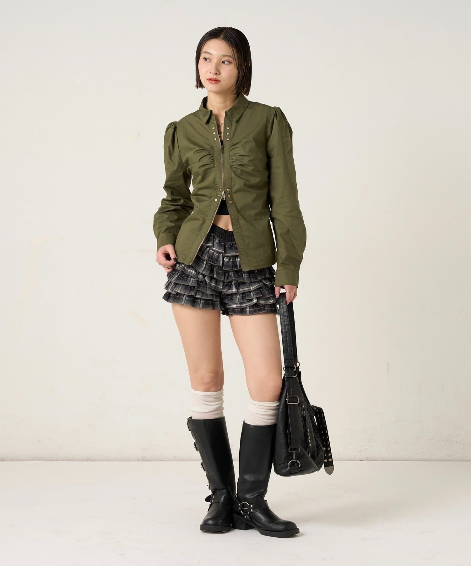 WHO’S WHO gallery(フーズフーギャラリー) GATHERED STUDDED COMPACT SHIRT