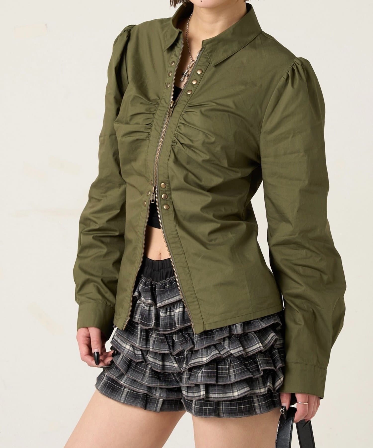 WHO’S WHO gallery(フーズフーギャラリー) GATHERED STUDDED COMPACT SHIRT