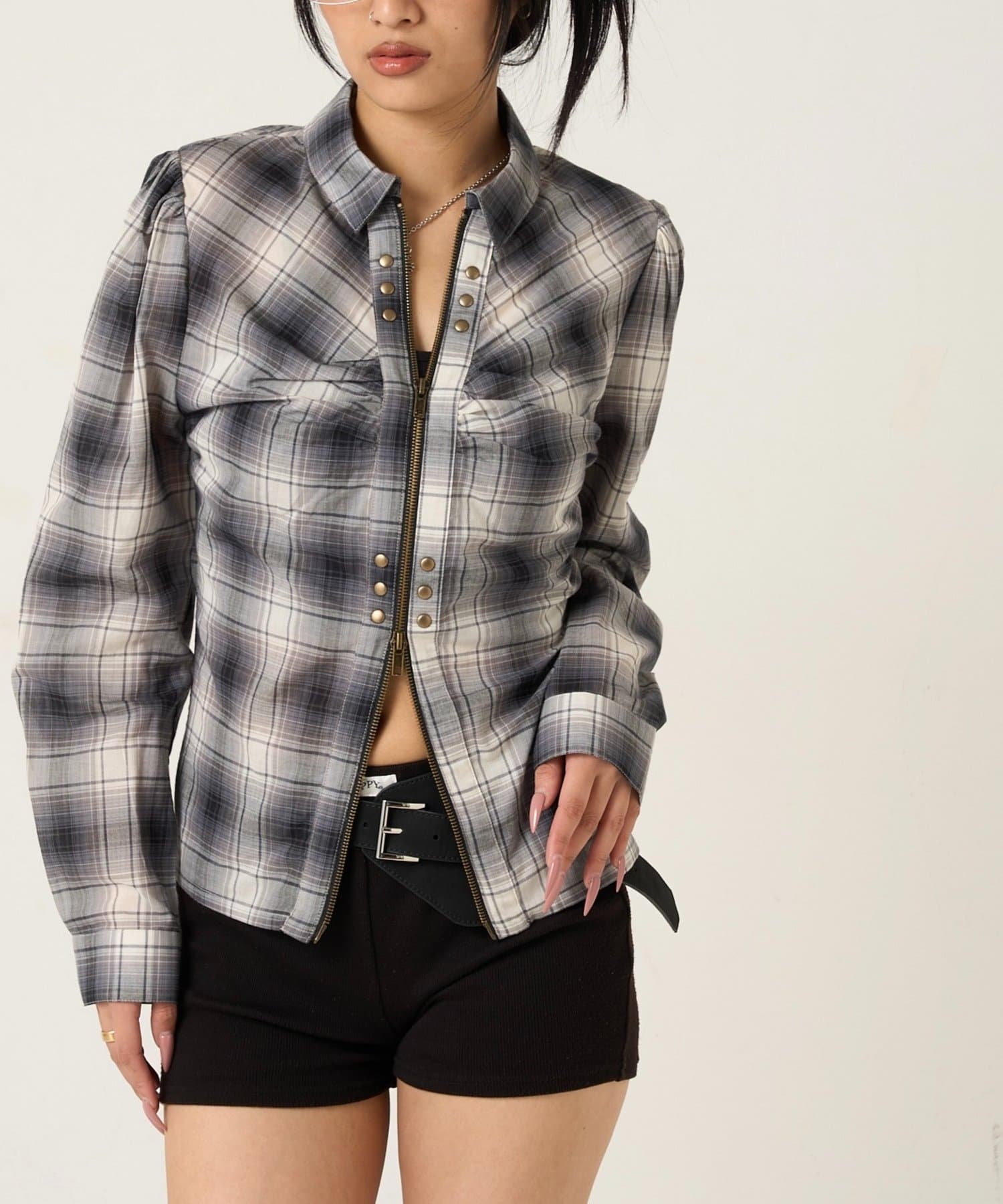 WHO’S WHO gallery(フーズフーギャラリー) GATHERED STUDDED COMPACT SHIRT