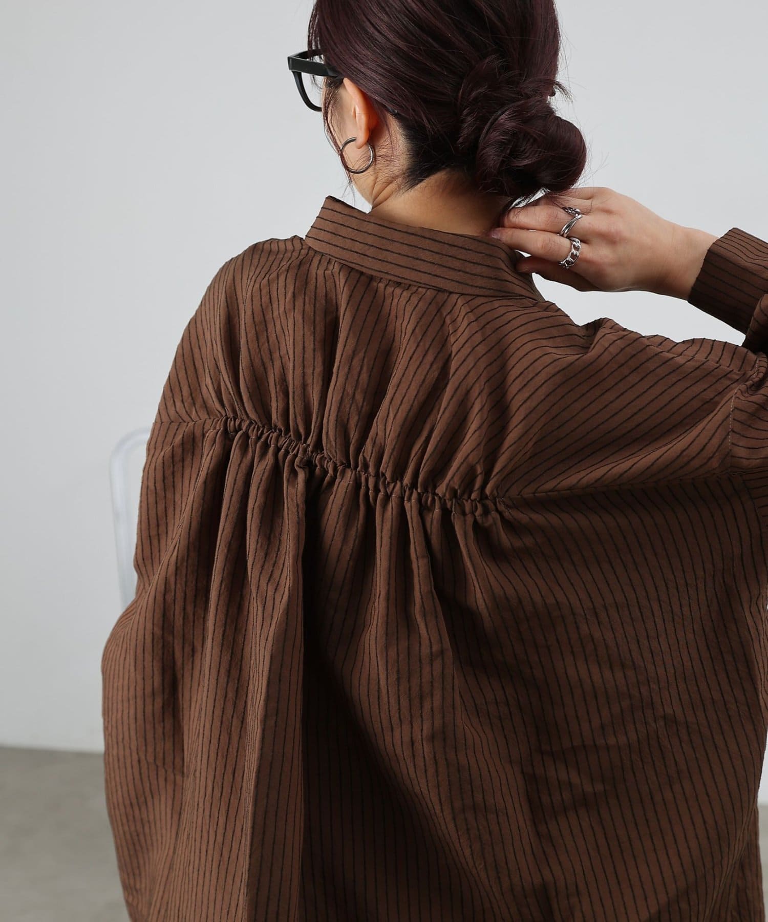 COLONY 2139(コロニー トゥーワンスリーナイン) バックシャーリングストライプシャツ