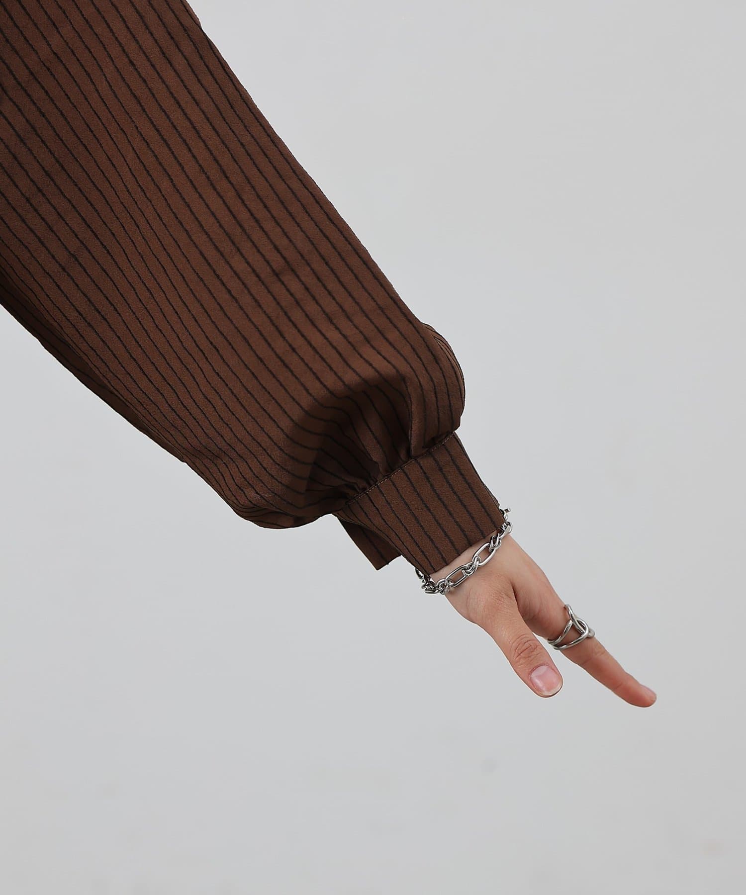 COLONY 2139(コロニー トゥーワンスリーナイン) バックシャーリングストライプシャツ