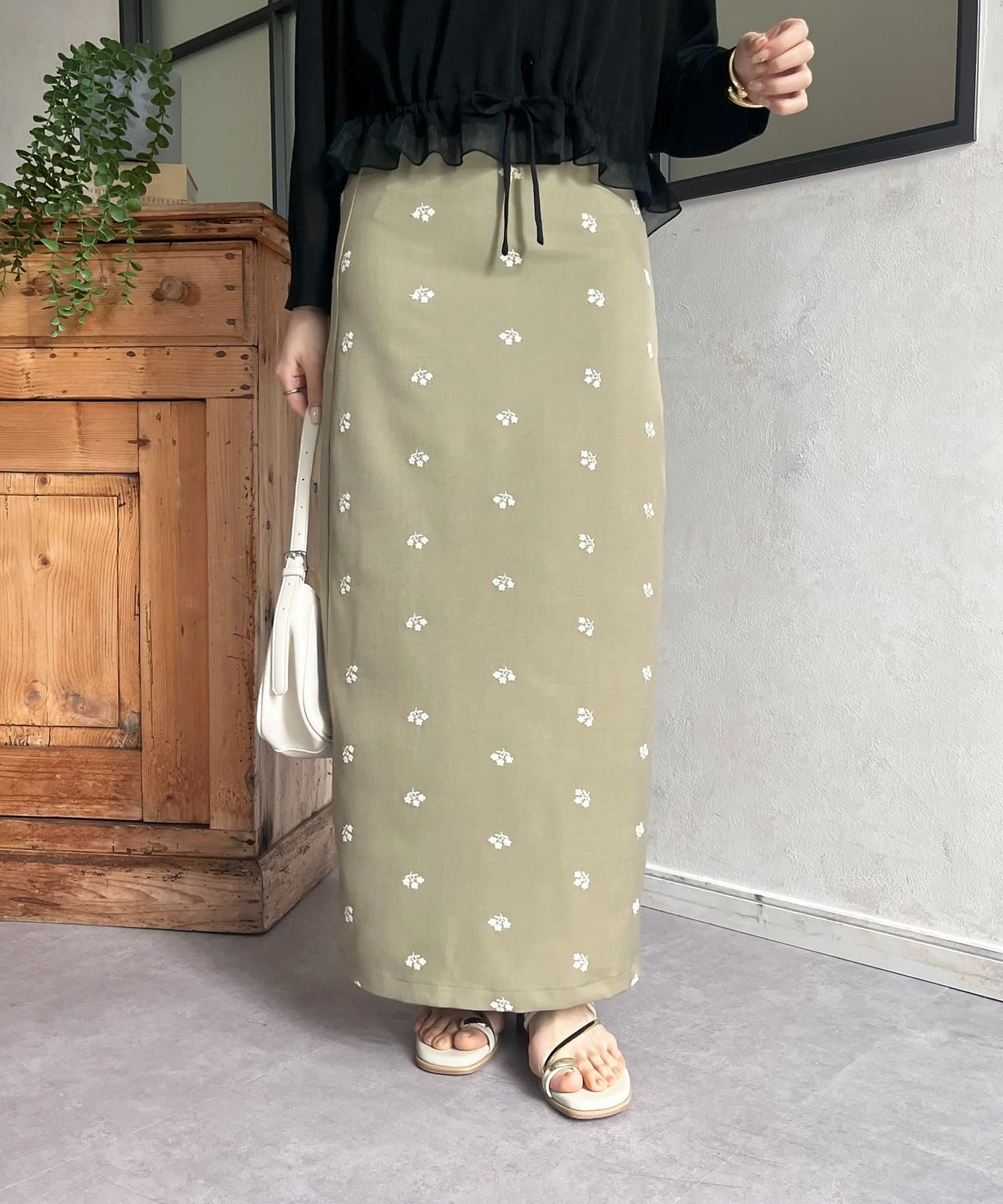 Thevon.(ゼヴォン) 花刺繍ツイルナロースカート