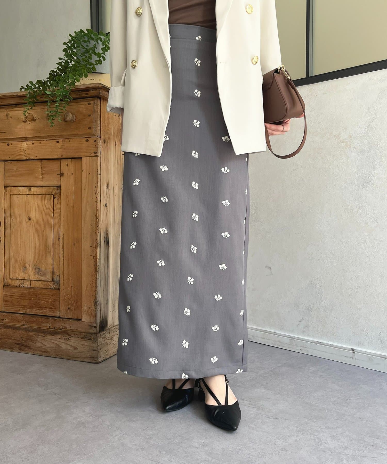 Thevon.(ゼヴォン) 花刺繍ツイルナロースカート