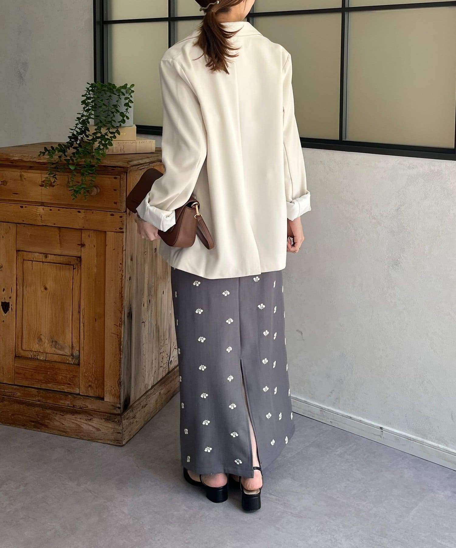 Thevon.(ゼヴォン) 花刺繍ツイルナロースカート