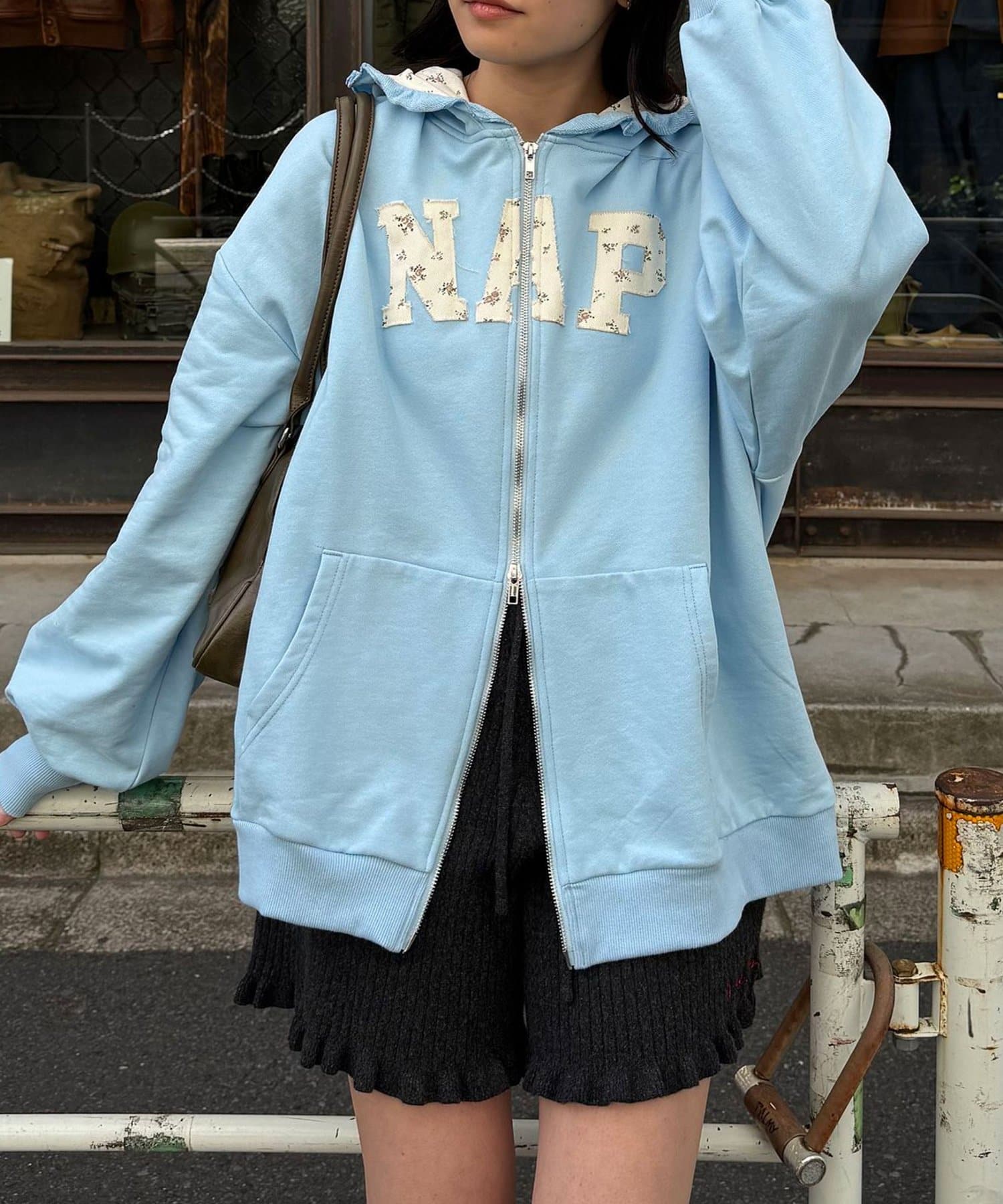 CIAOPANIC(チャオパニック) 【neutral by ciaopanic】フラワーロゴフリルダブルジップパーカー