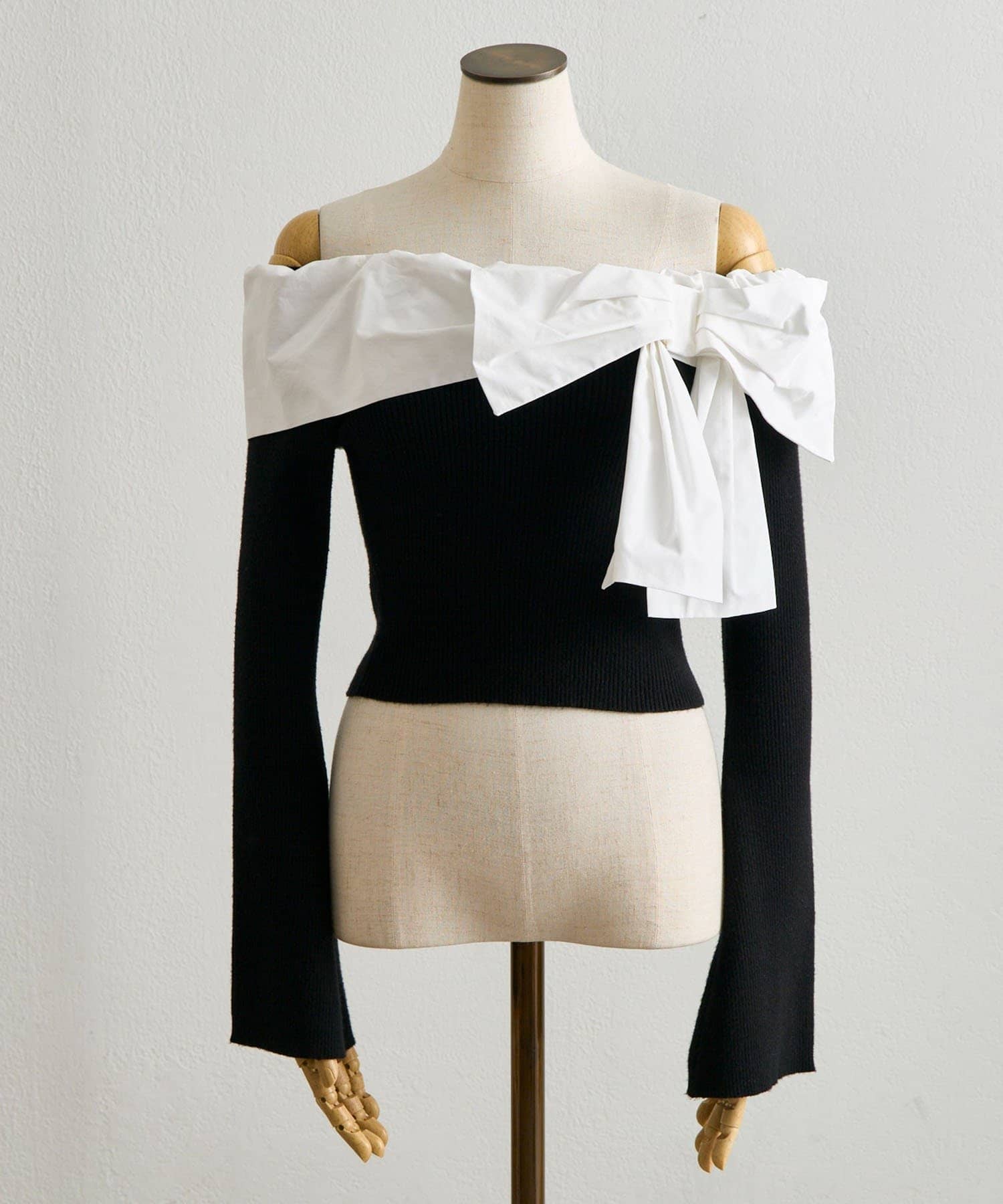 Belle Charme(ベルシャルム) Big Ribbon Offshoulder Knit