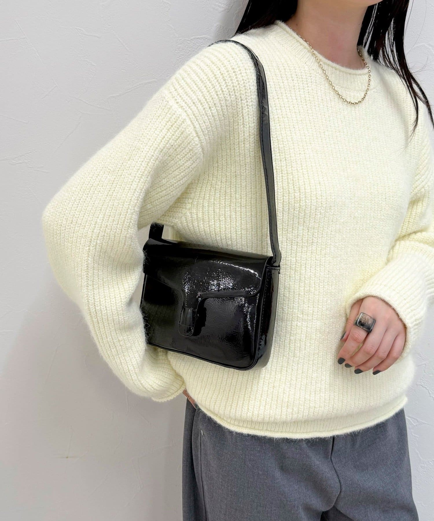 FREDY & GLOSTER(フレディ アンド グロスター) エナメルフラップワンハンドルバッグ