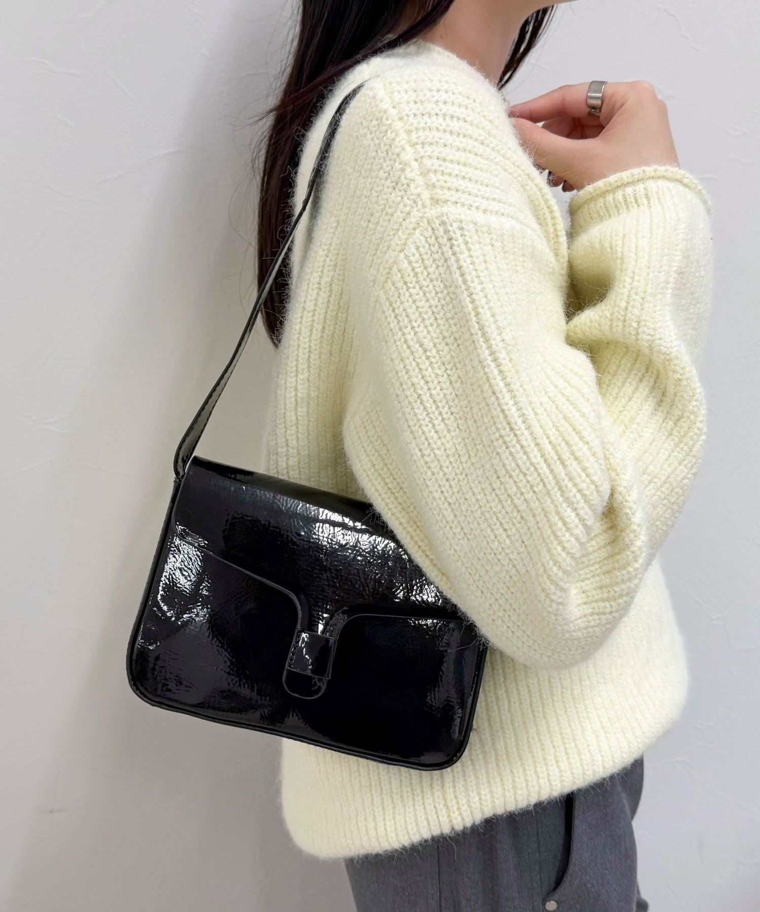 FREDY & GLOSTER(フレディ アンド グロスター) エナメルフラップワンハンドルバッグ