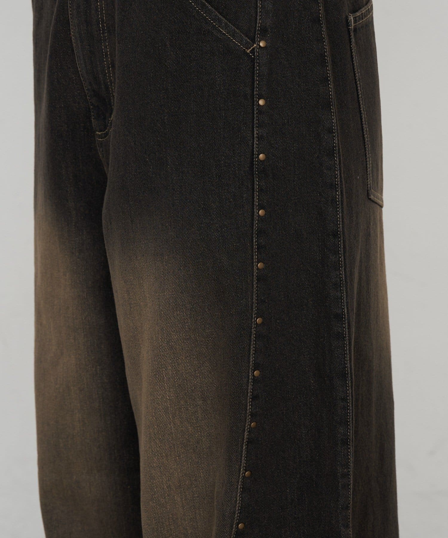 RAY CASSIN(レイカズン) スタッズ付ワイドデニム