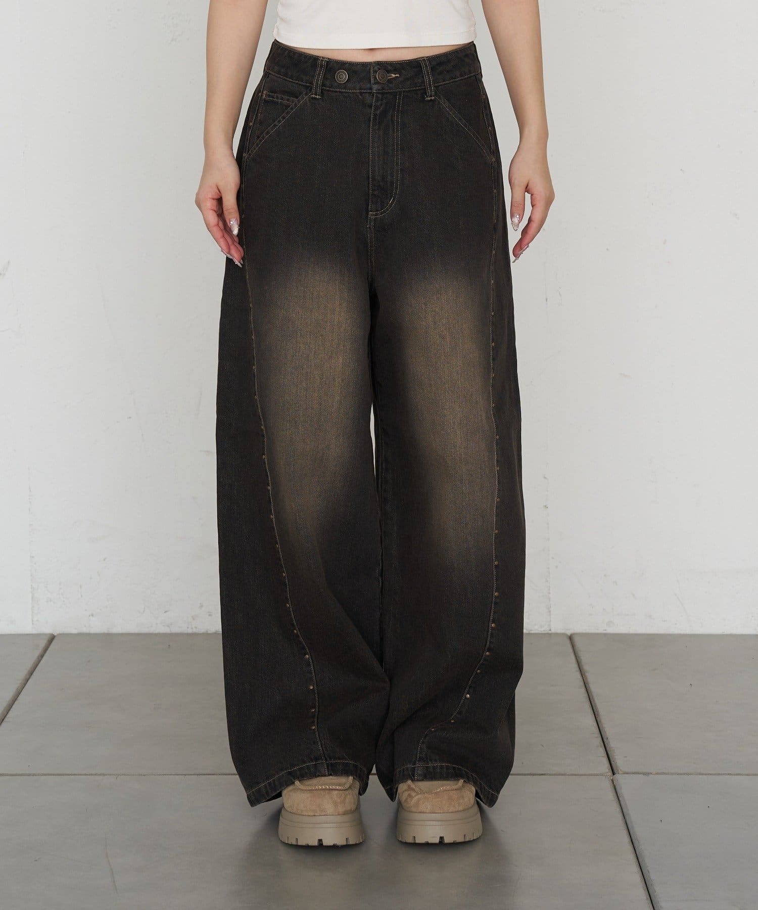 RAY CASSIN(レイカズン) スタッズ付ワイドデニム