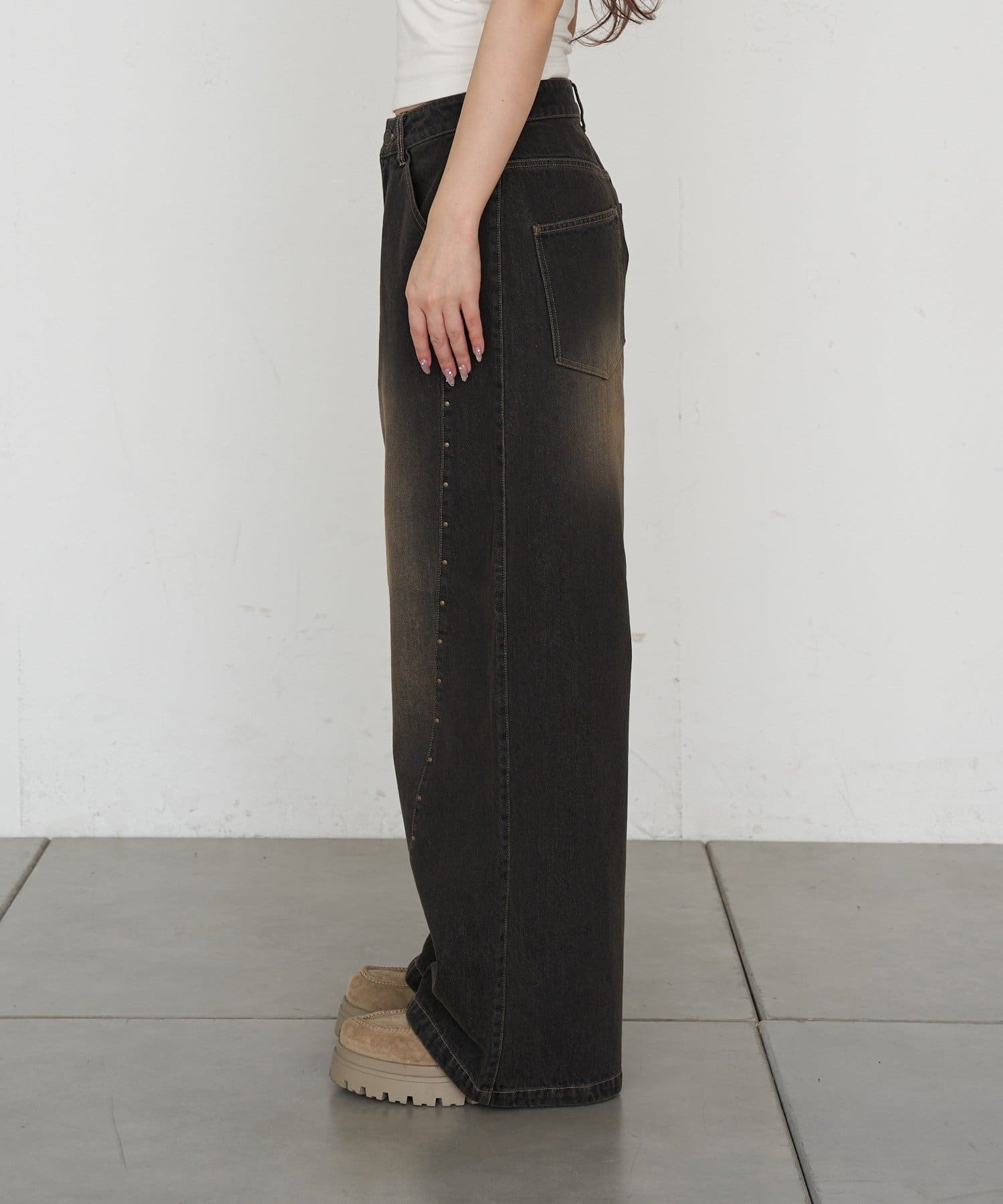 RAY CASSIN(レイカズン) スタッズ付ワイドデニム