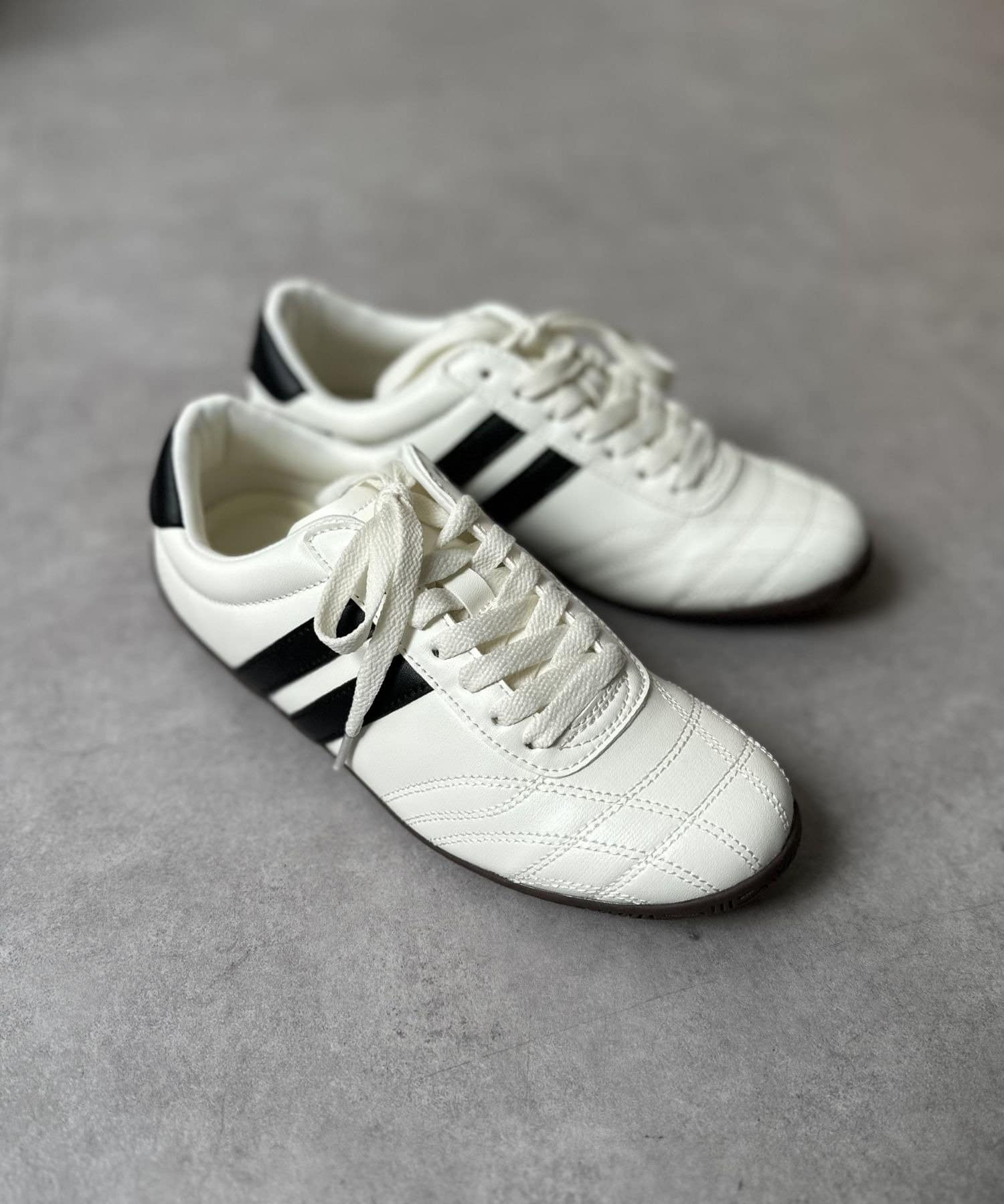 LOCUST(ローカスト) 【レース紐＆チャーム付】ライン入りスニーカー