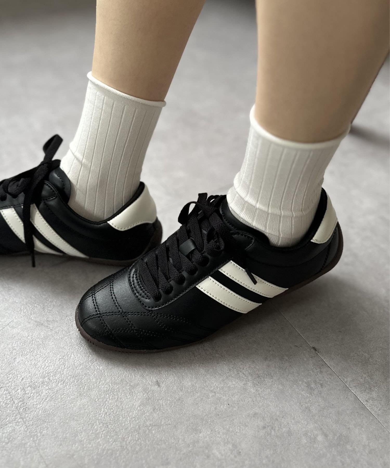 LOCUST(ローカスト) 【レース紐＆チャーム付】ライン入りスニーカー