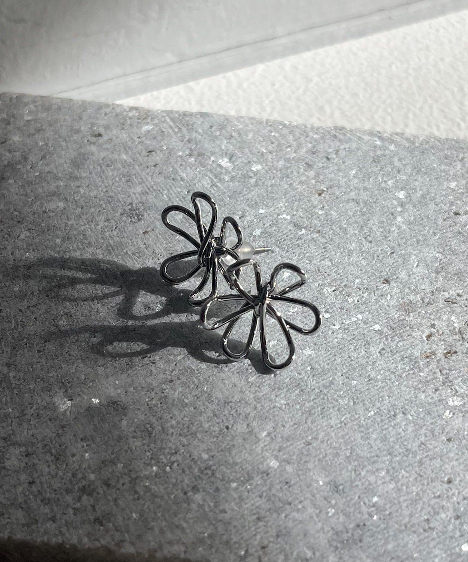 CAPRICIEUX LE'MAGE(カプリシュレマージュ) 〈GOLDY/ゴールディ〉ワイヤーフラワーピアス