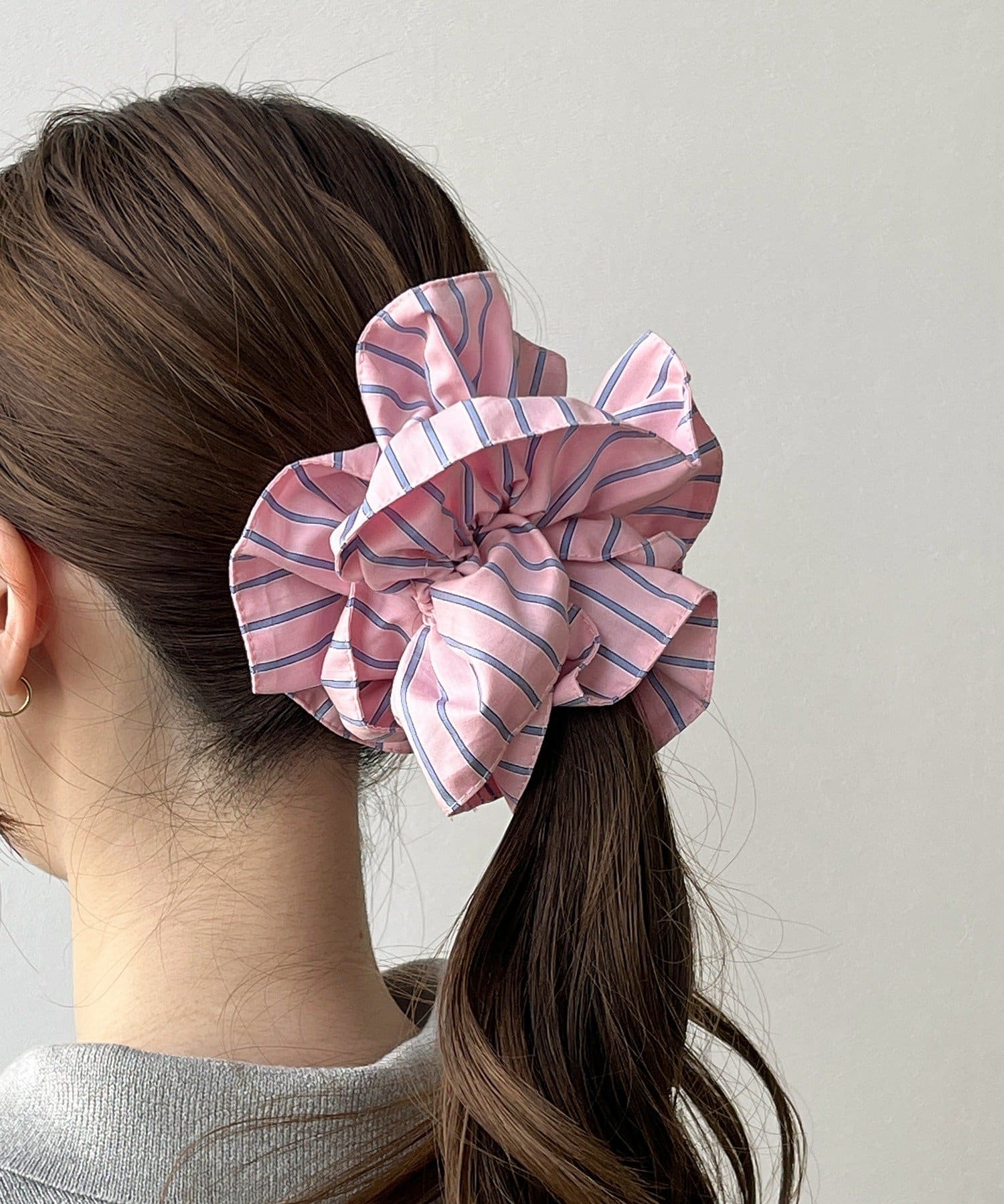 3COINS(スリーコインズ) ストライプバイカラーフリルシュシュ