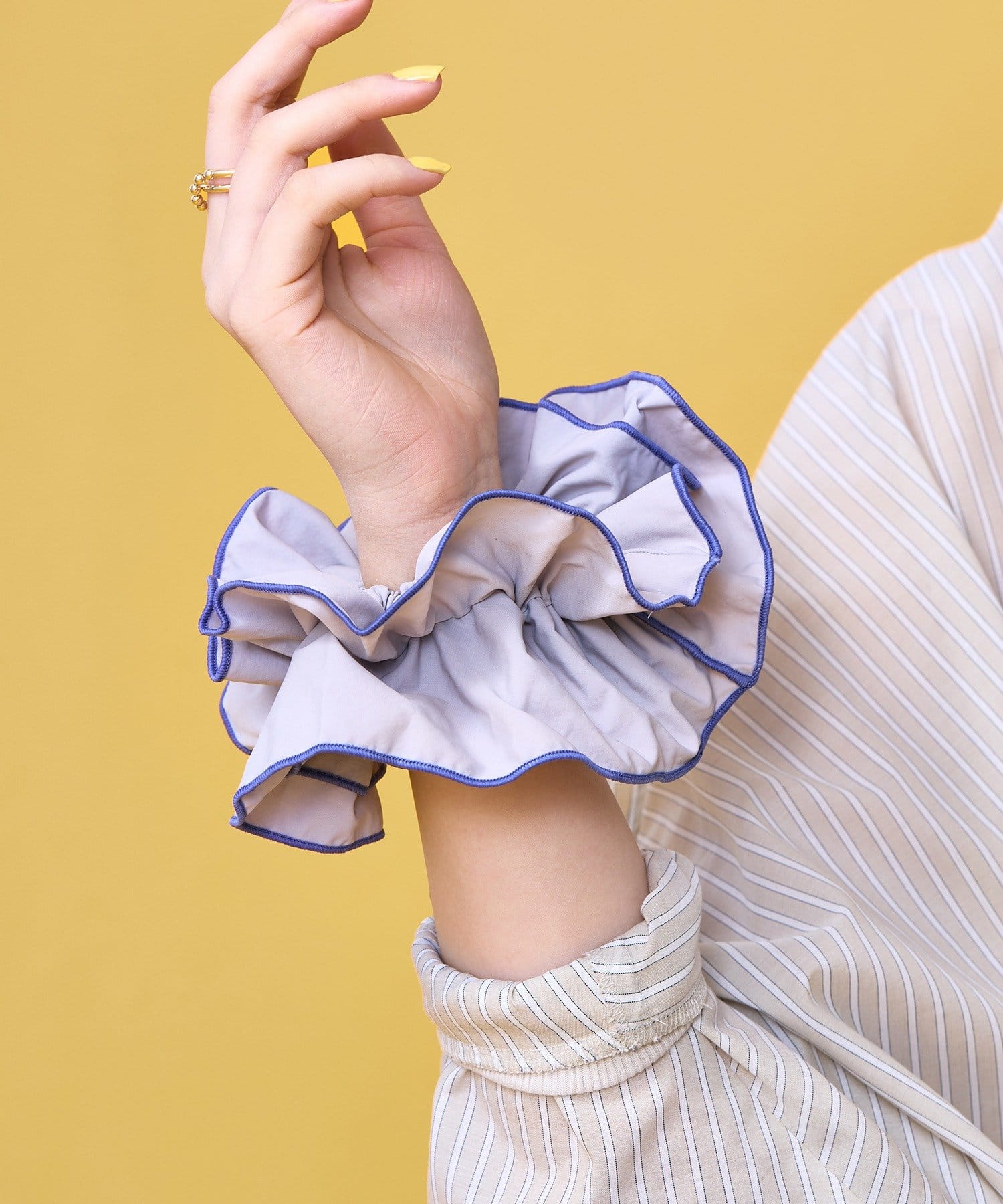 3COINS(スリーコインズ) フリルバイカラービッグシュシュ