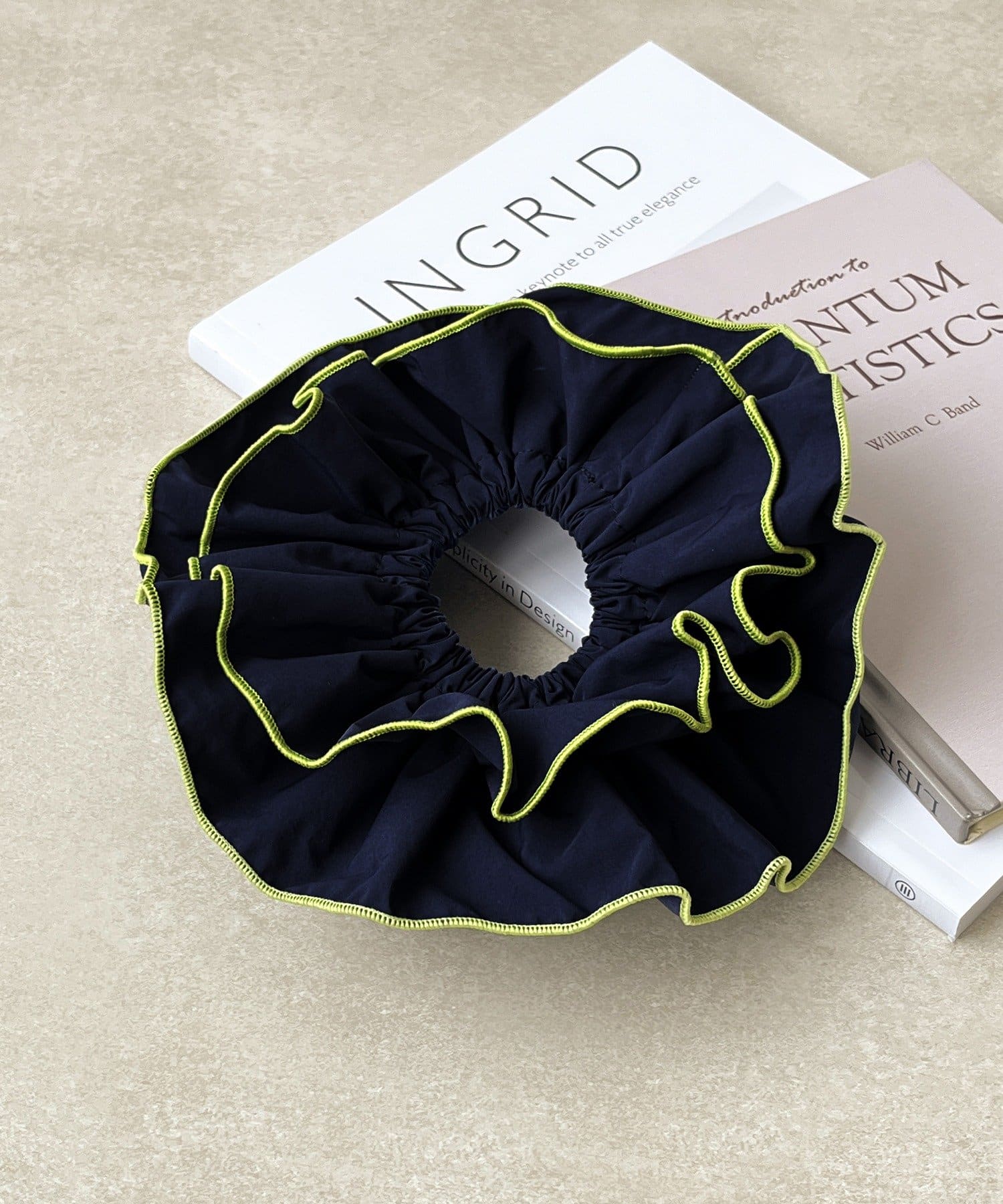 3COINS(スリーコインズ) フリルバイカラービッグシュシュ