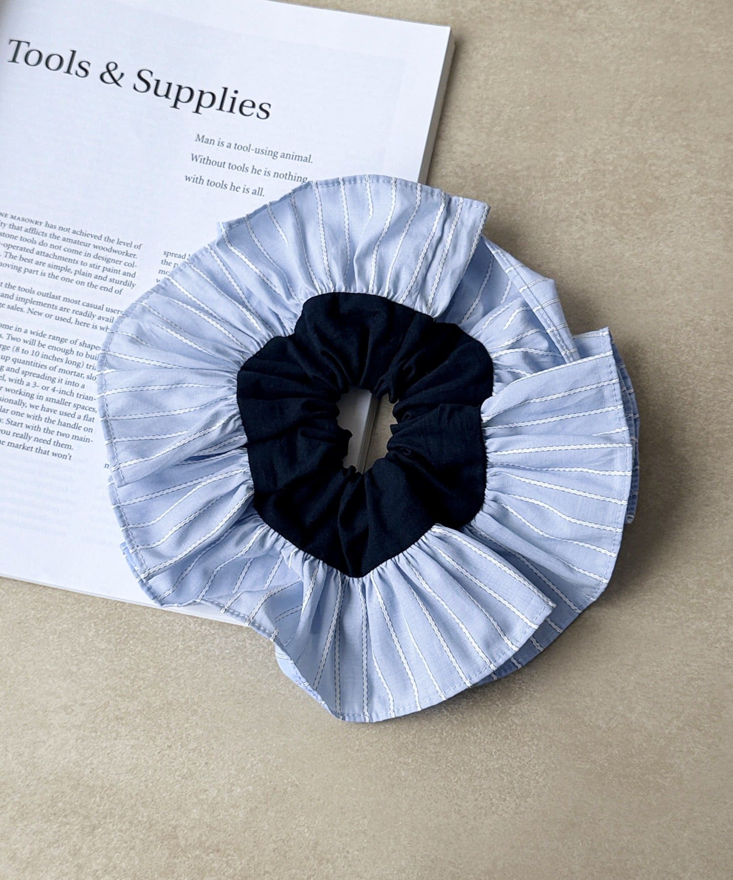 3COINS(スリーコインズ) フチストライプビッグシュシュ