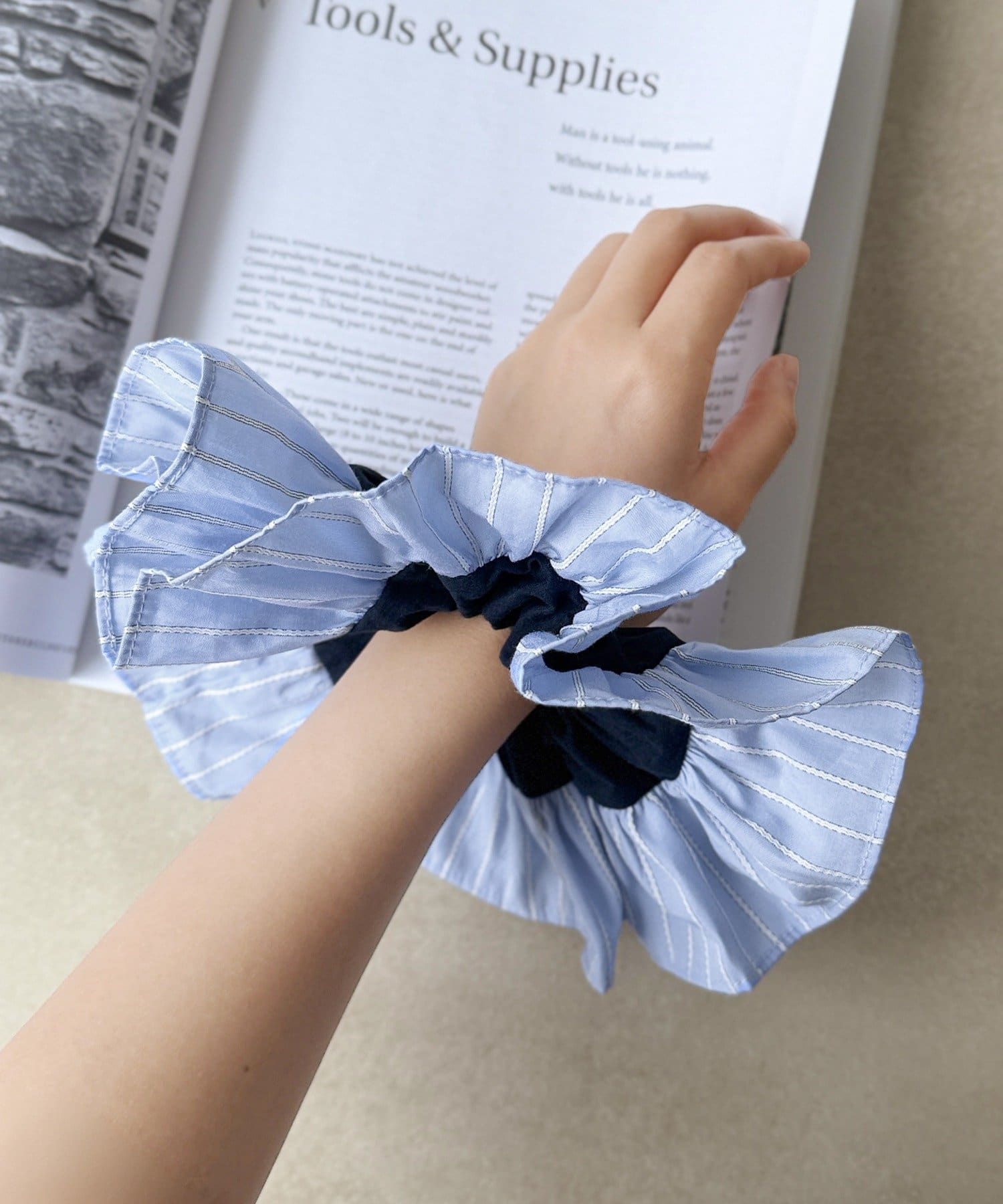 3COINS(スリーコインズ) フチストライプビッグシュシュ