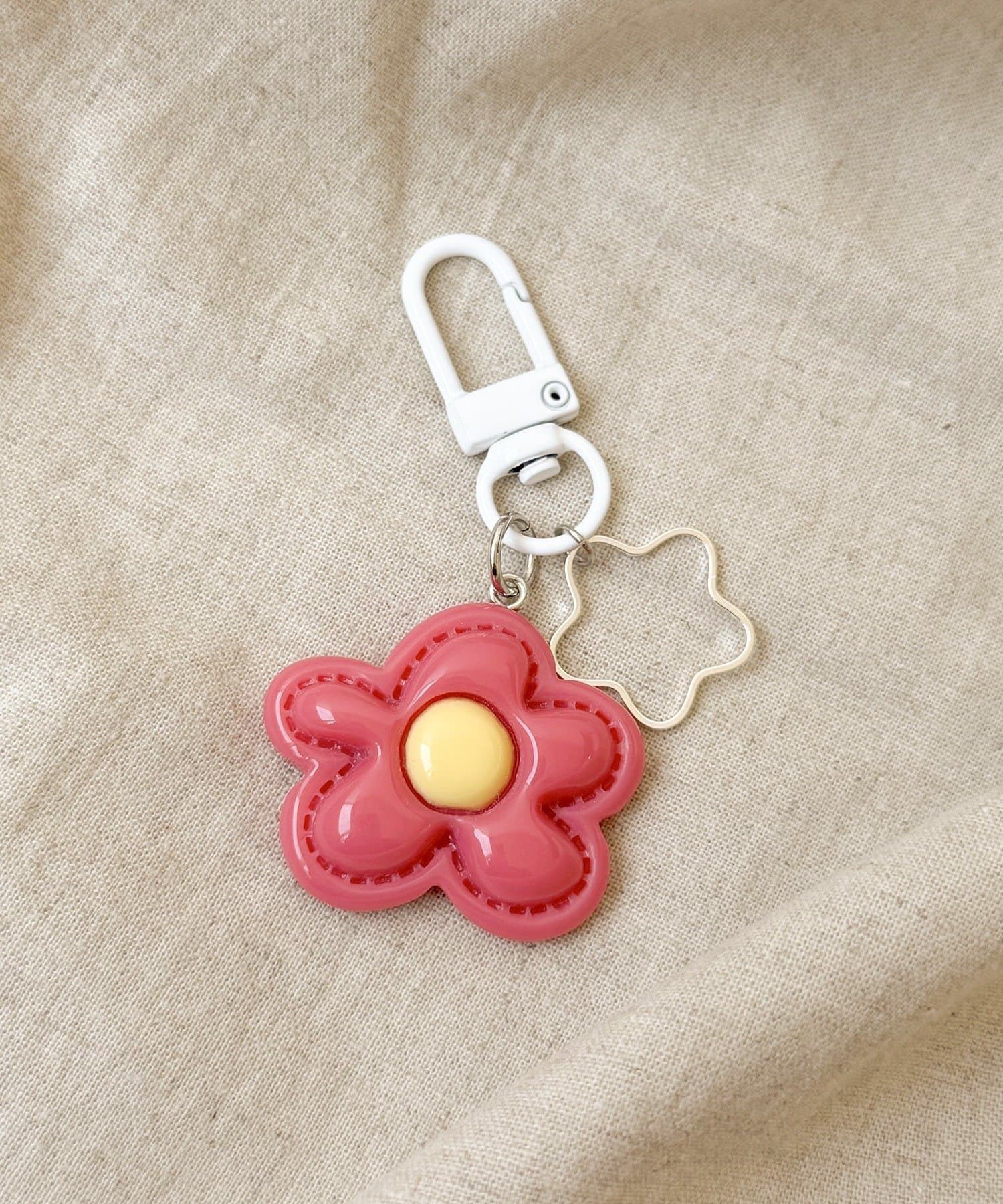 3COINS(スリーコインズ) フラワーキーホルダー