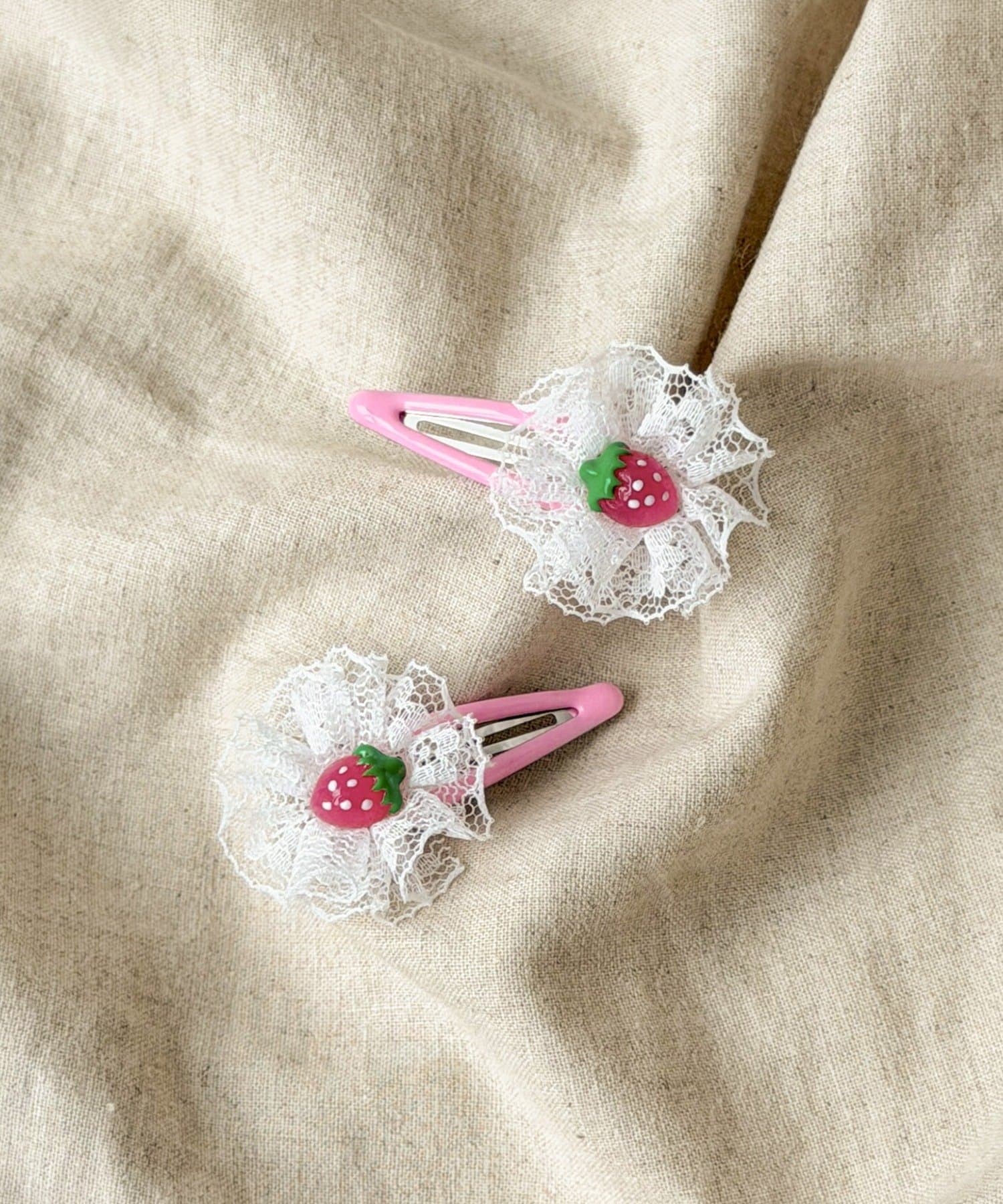 3COINS(スリーコインズ) イチゴレースパッチンピン2個セット