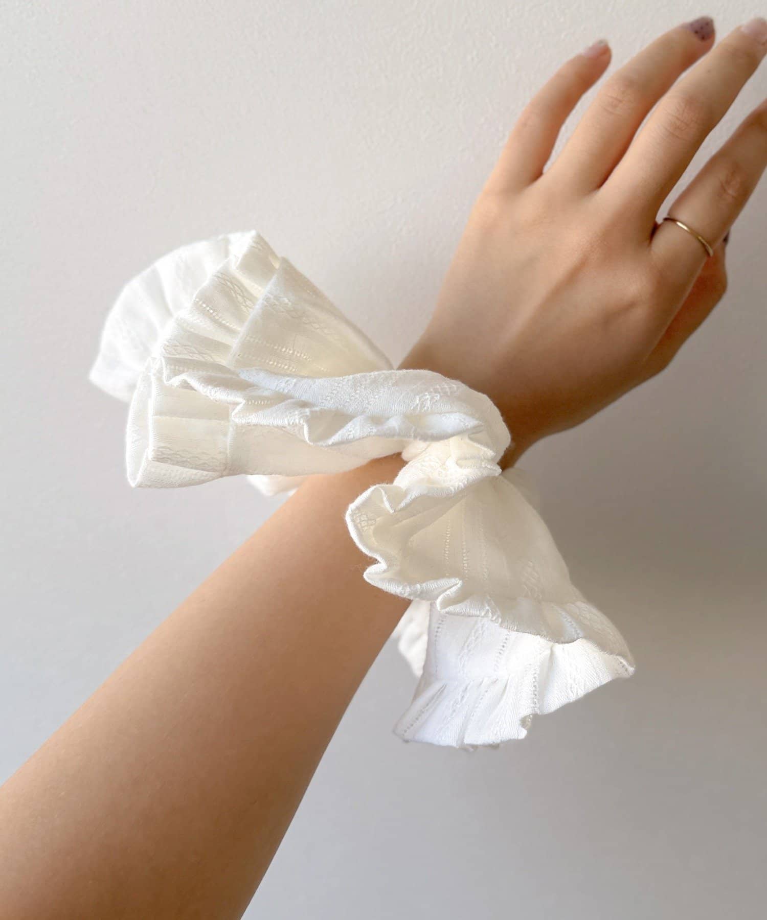 3COINS(スリーコインズ) フリルビッグシュシュ