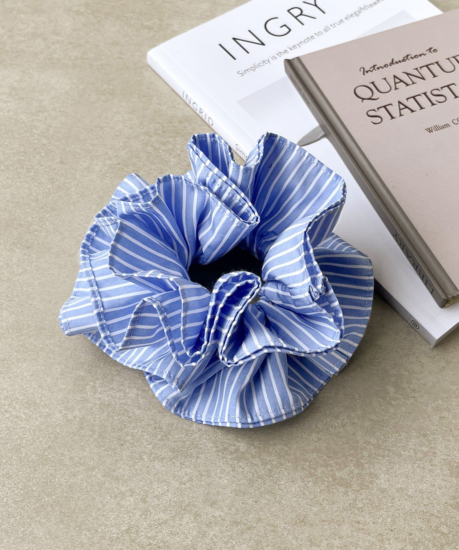 3COINS(スリーコインズ) ストライプフリルシュシュ