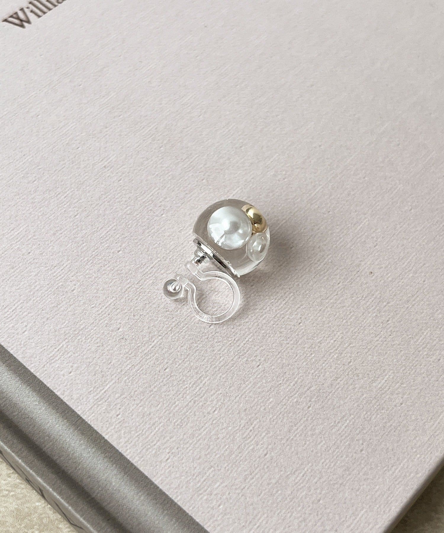 3COINS(スリーコインズ) パーツ封入クリアボール樹脂イヤリング