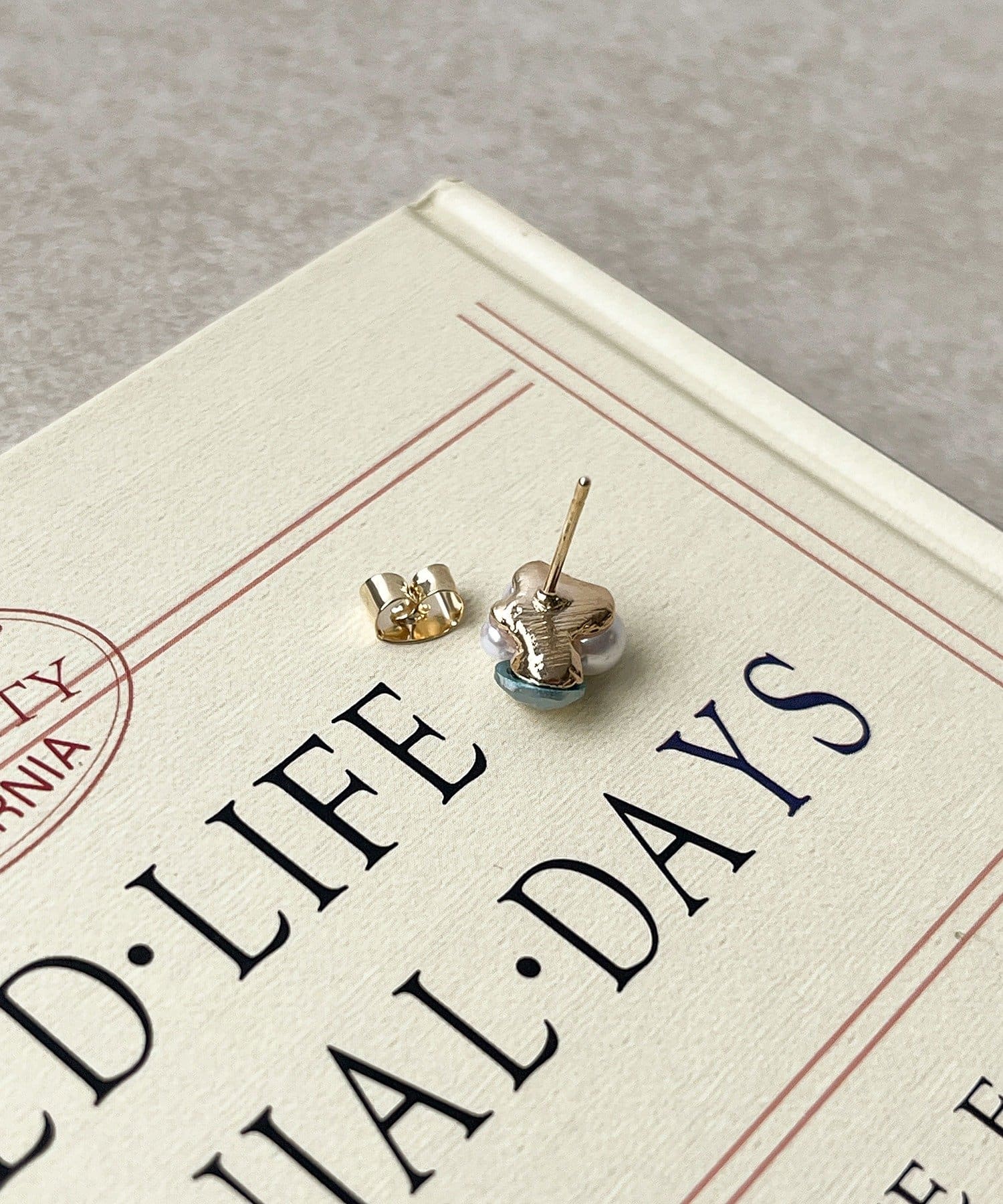 3COINS(スリーコインズ) ペールカラービジューピアス