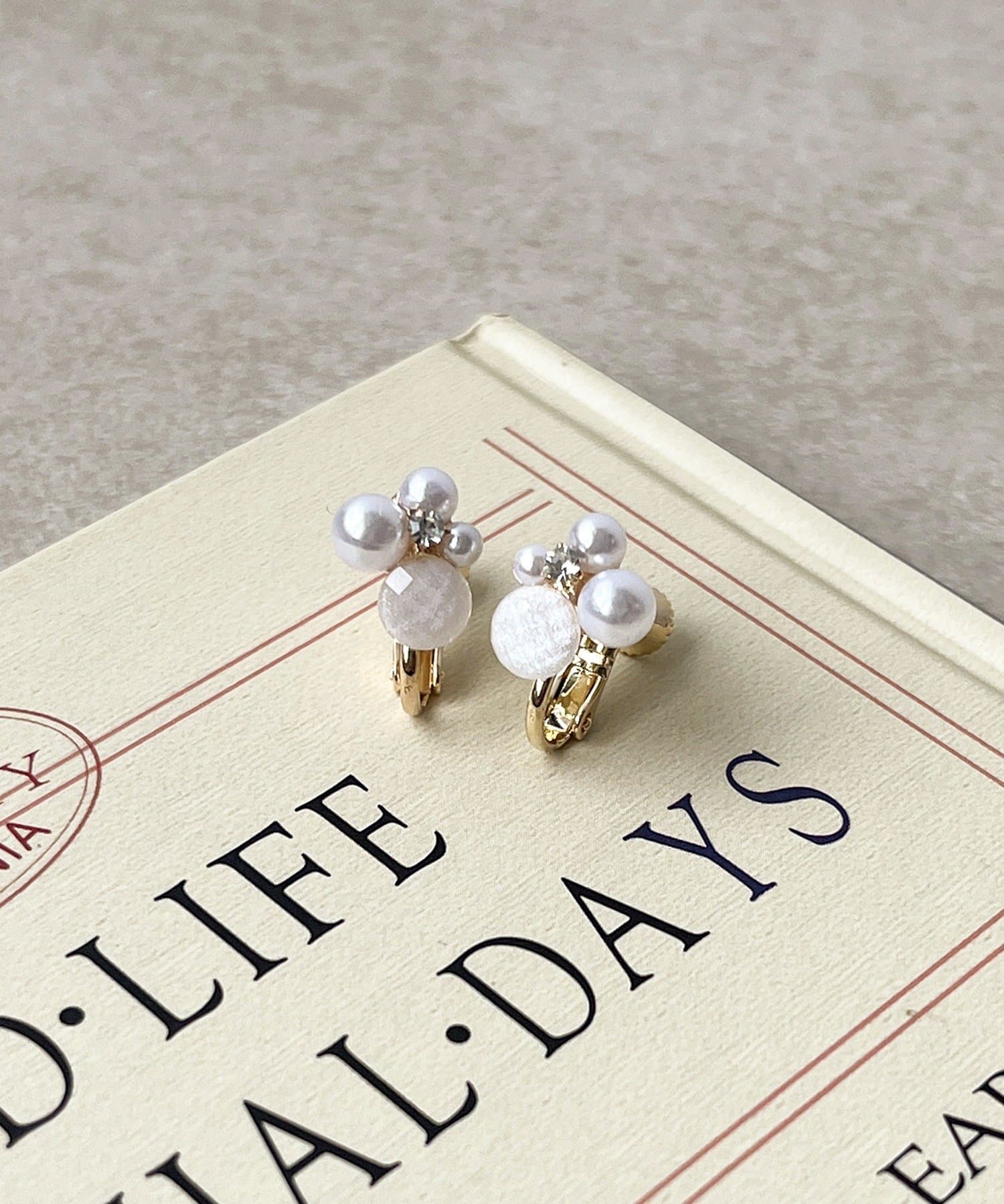 3COINS(スリーコインズ) ペールカラービジューイヤリング