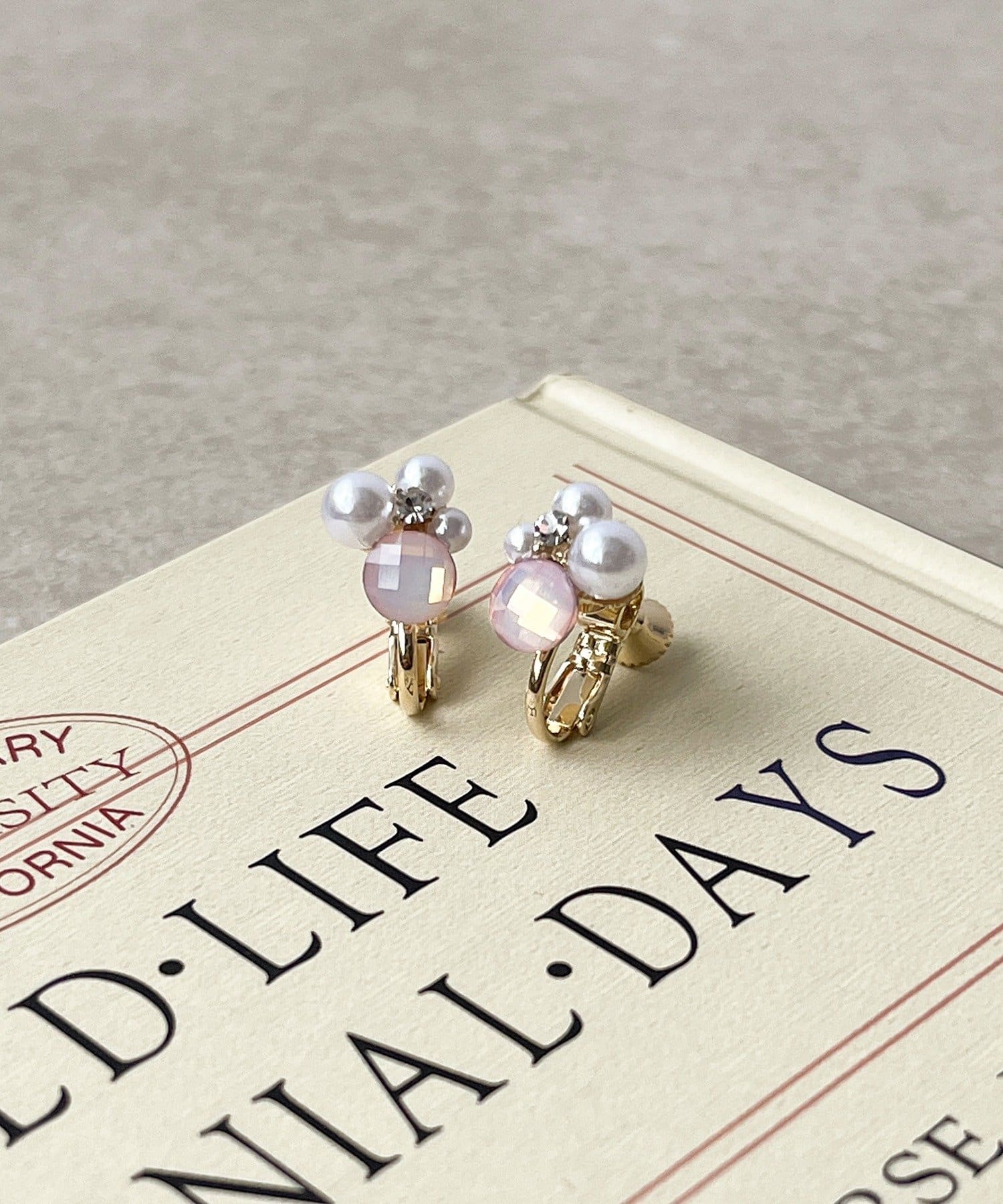 3COINS(スリーコインズ) ペールカラービジューイヤリング