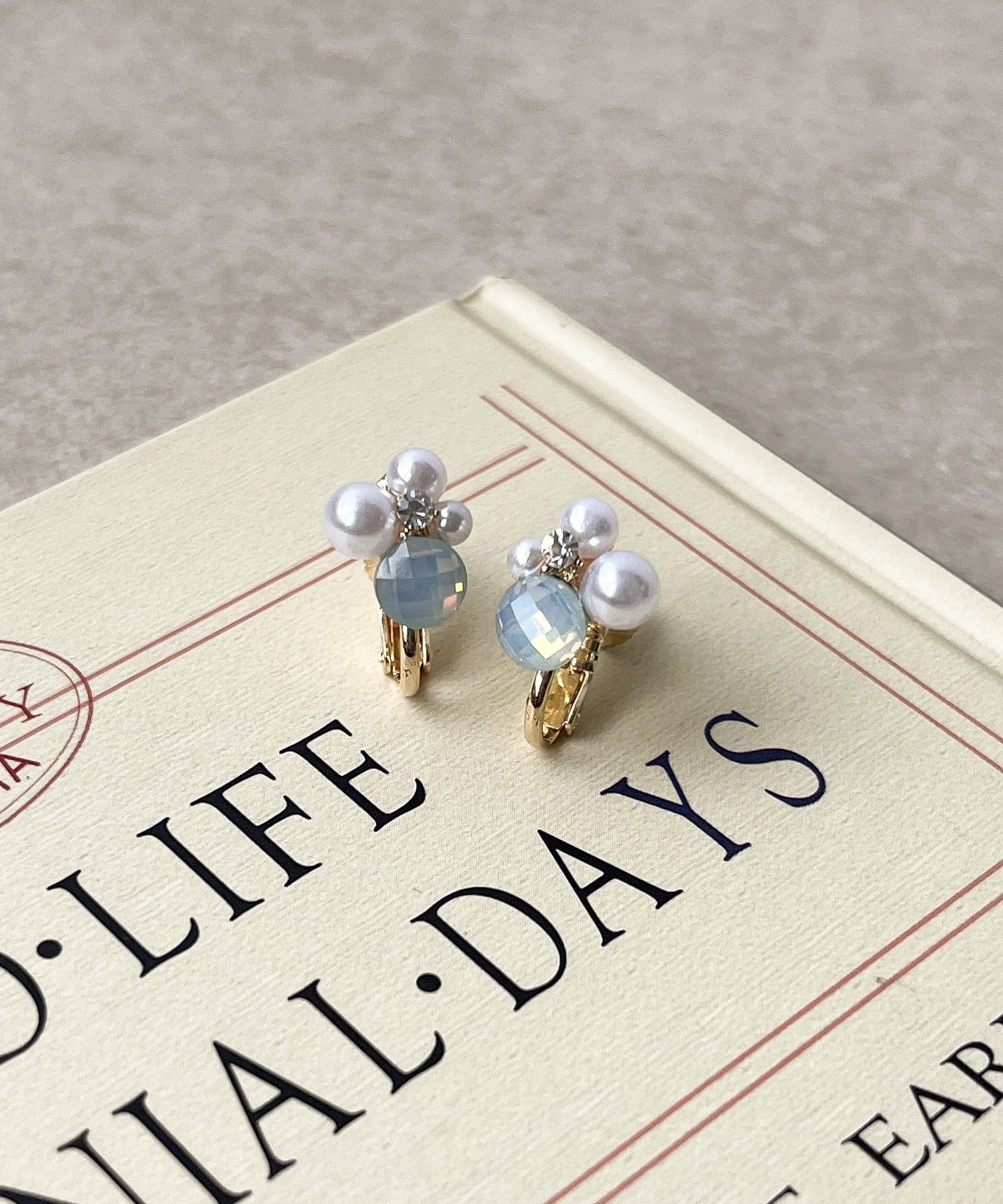 3COINS(スリーコインズ) ペールカラービジューイヤリング