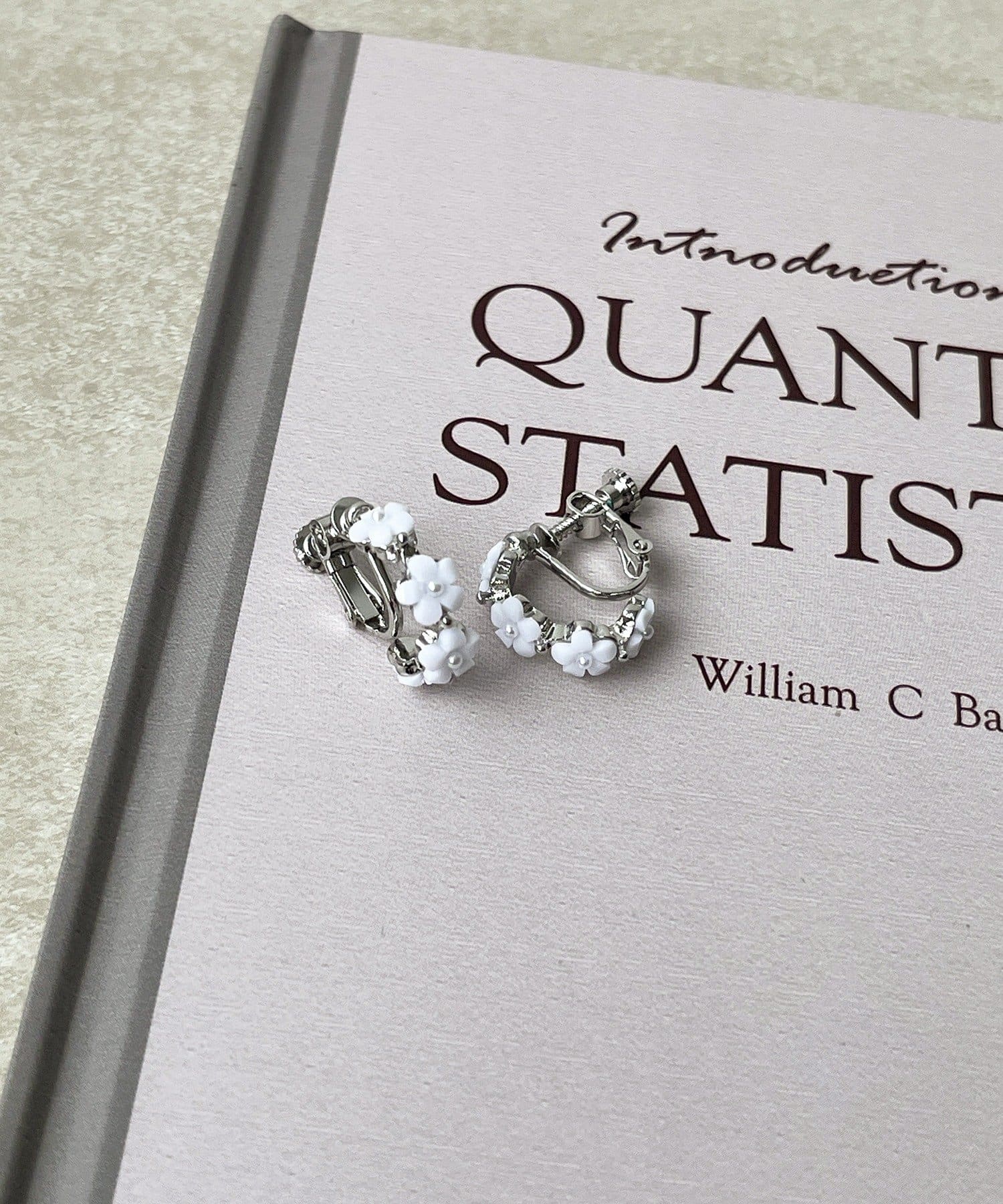 3COINS(スリーコインズ) ミニフラワー連フープイヤリング