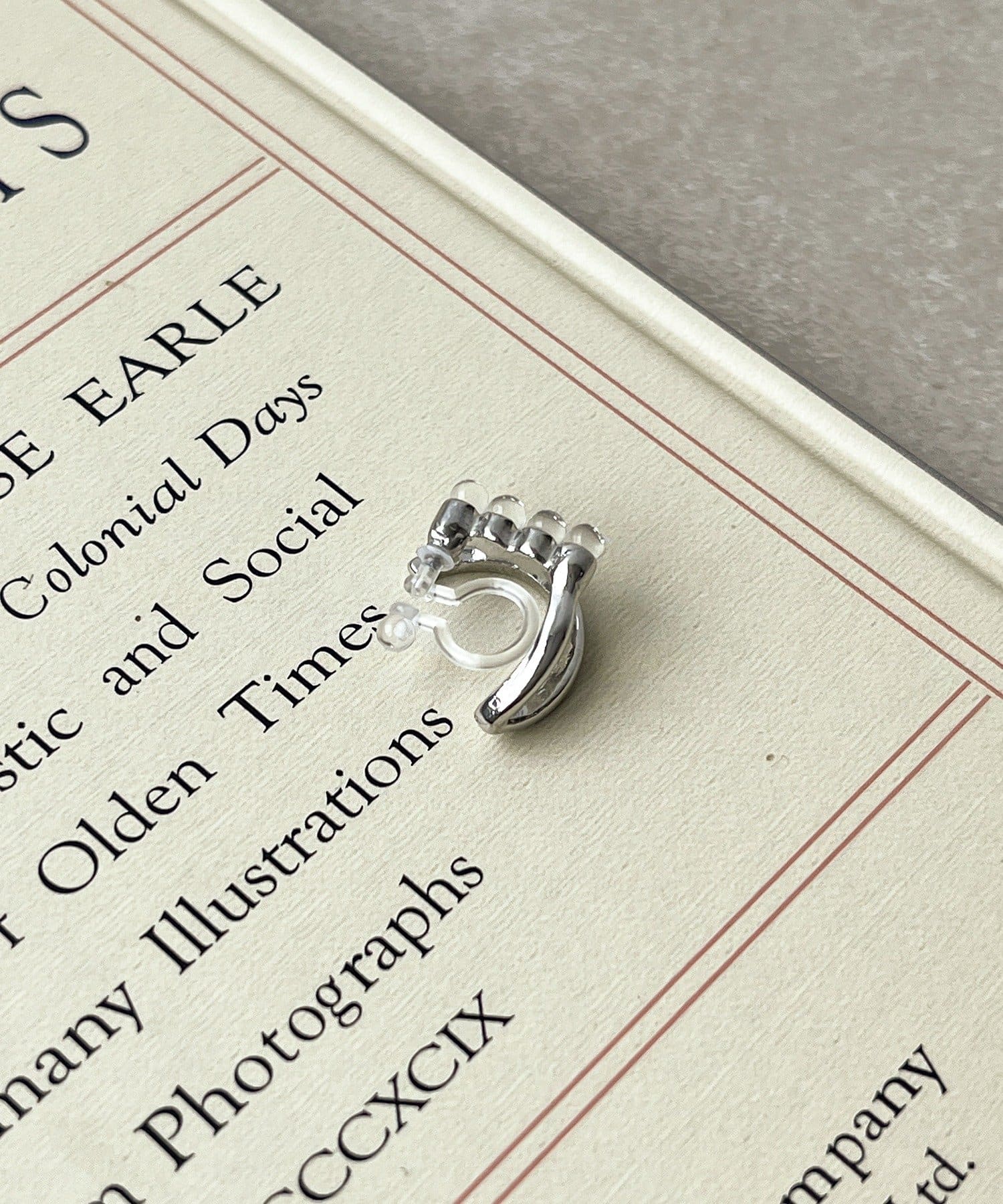 3COINS(スリーコインズ) クリアボールメタルマル樹脂イヤリング