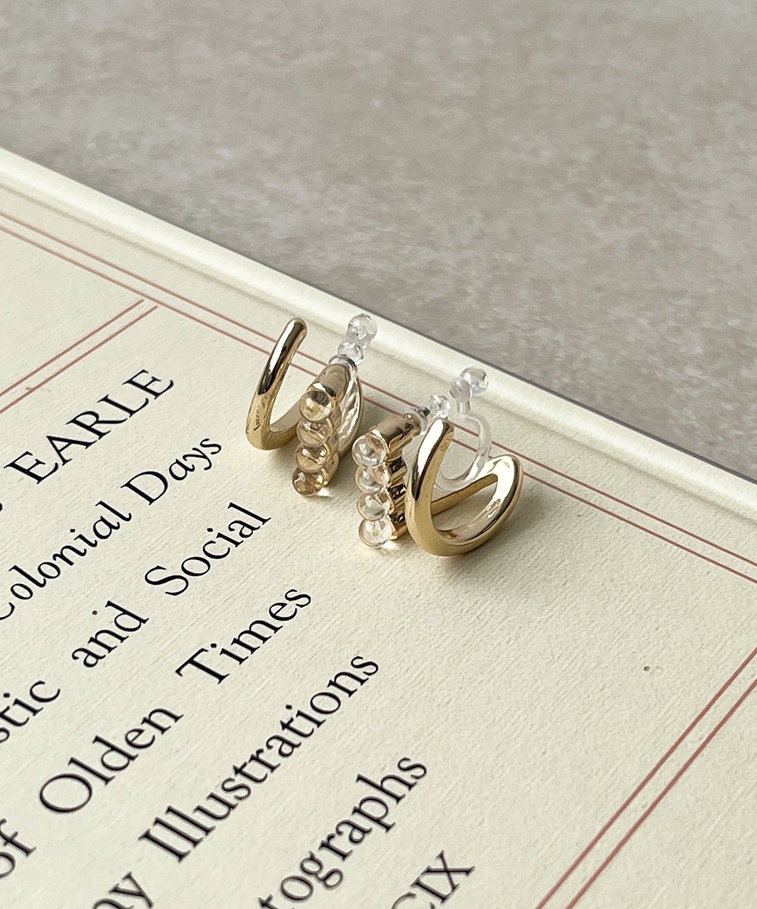 3COINS(スリーコインズ) クリアボールメタルマル樹脂イヤリング