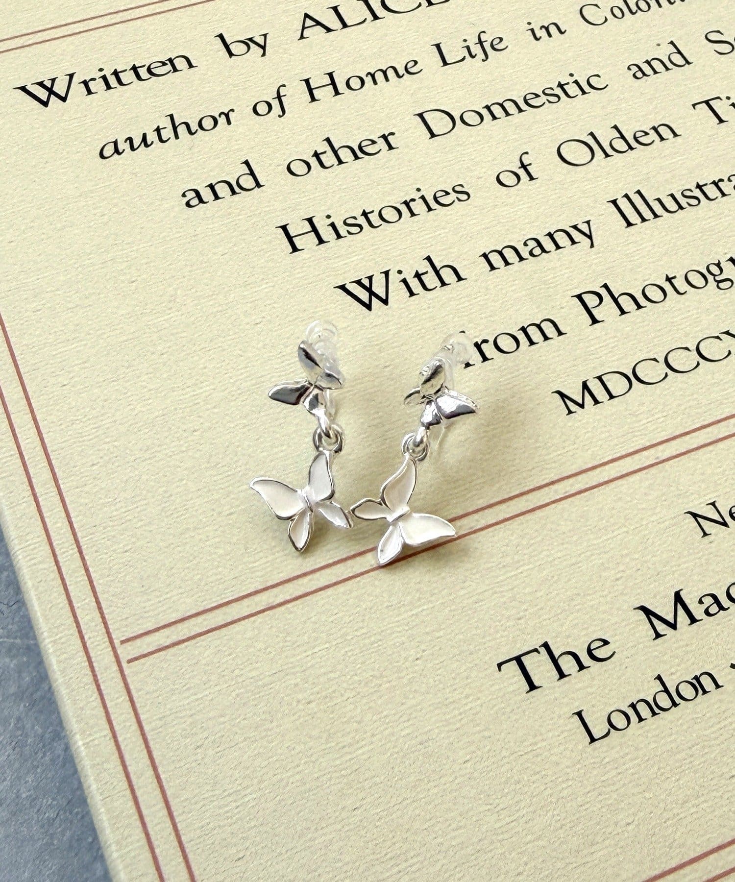 3COINS(スリーコインズ) ダブルバタフライ樹脂イヤリング