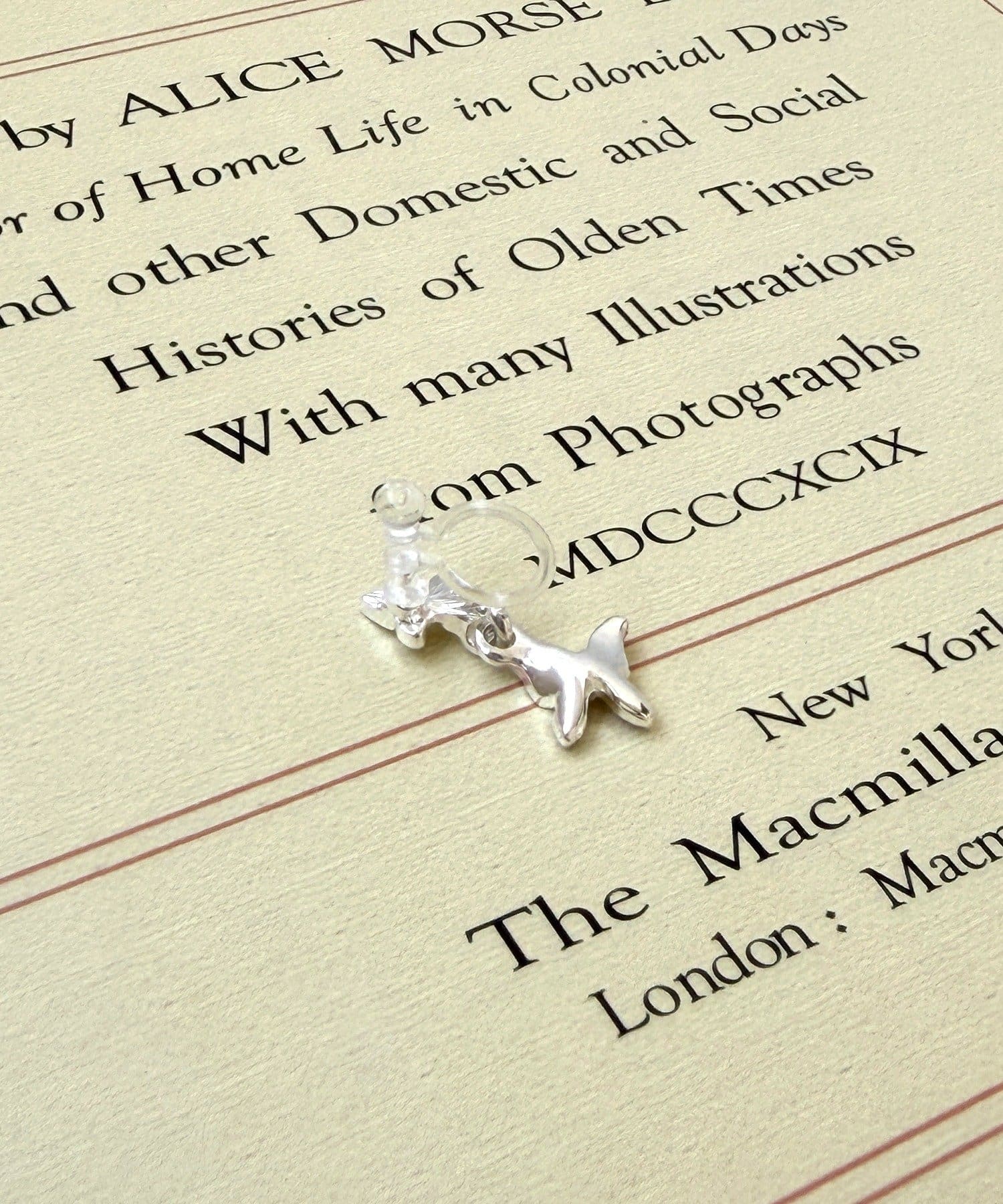 3COINS(スリーコインズ) ダブルバタフライ樹脂イヤリング