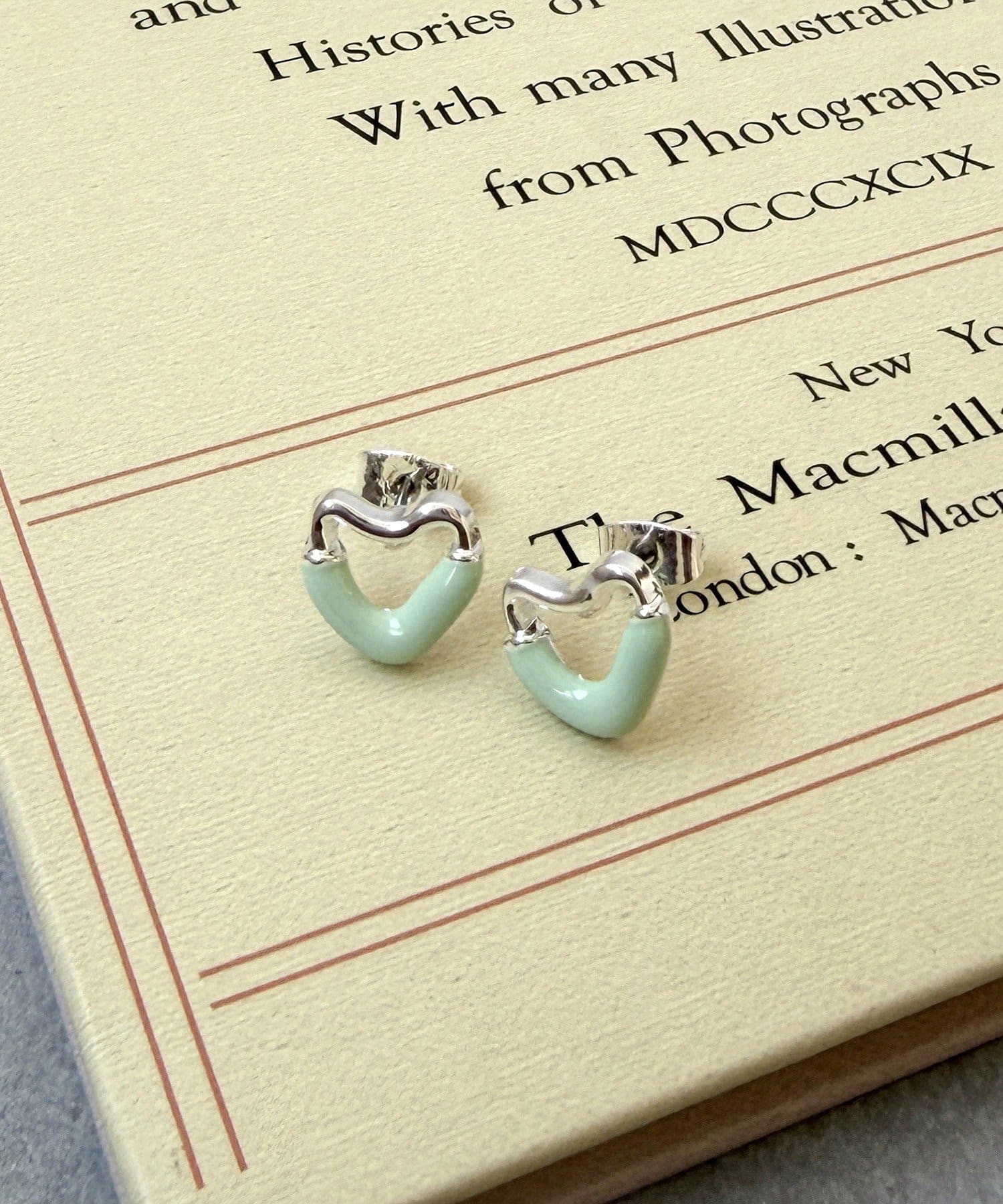 3COINS(スリーコインズ) ハーフエポハートピアス