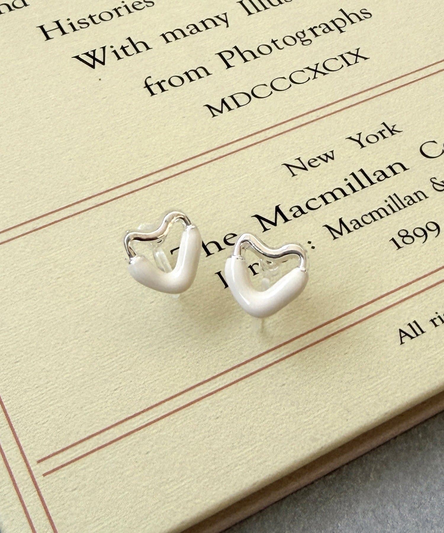 3COINS(スリーコインズ) ハーフエポハート樹脂イヤリング