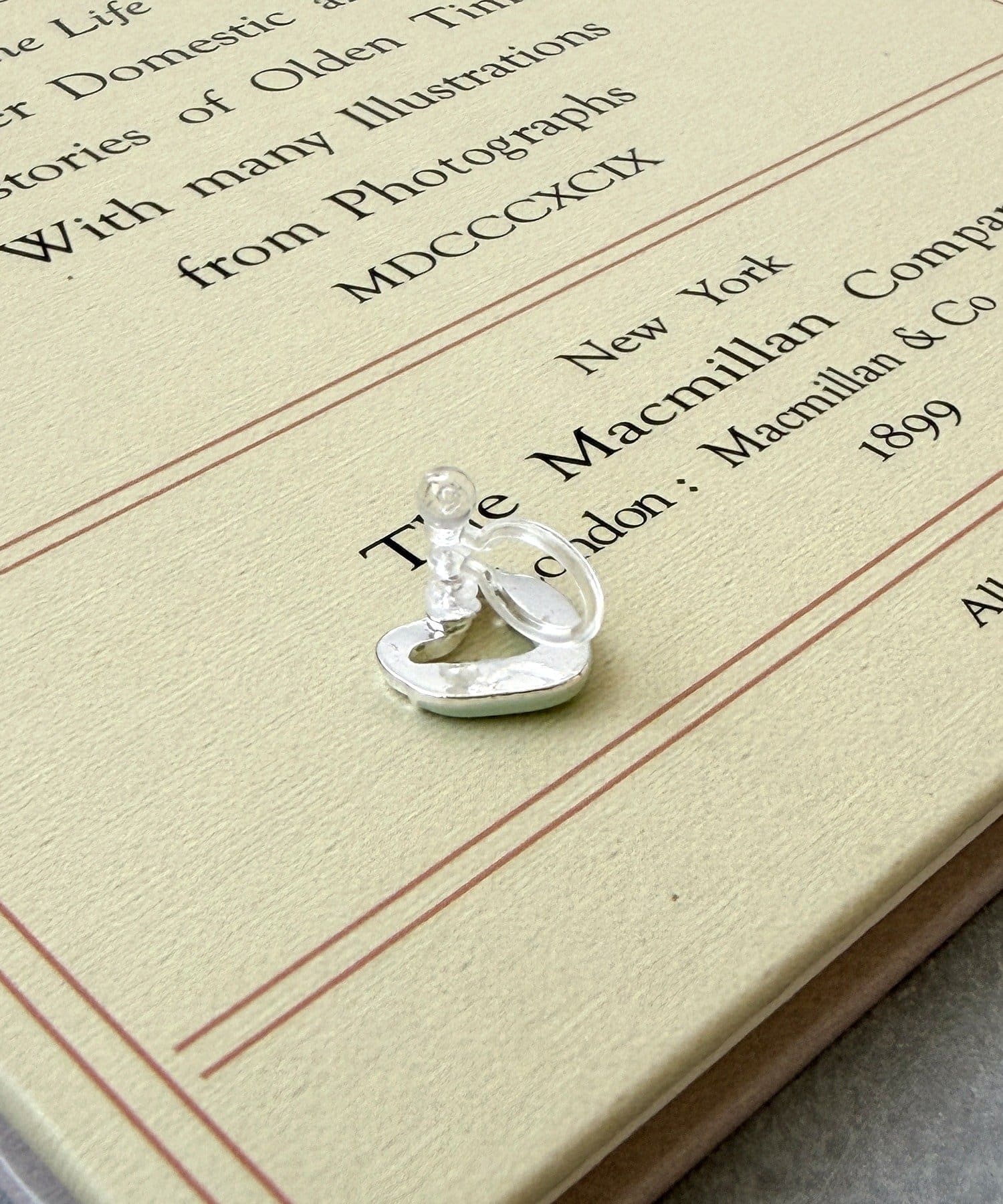 3COINS(スリーコインズ) ハーフエポハート樹脂イヤリング