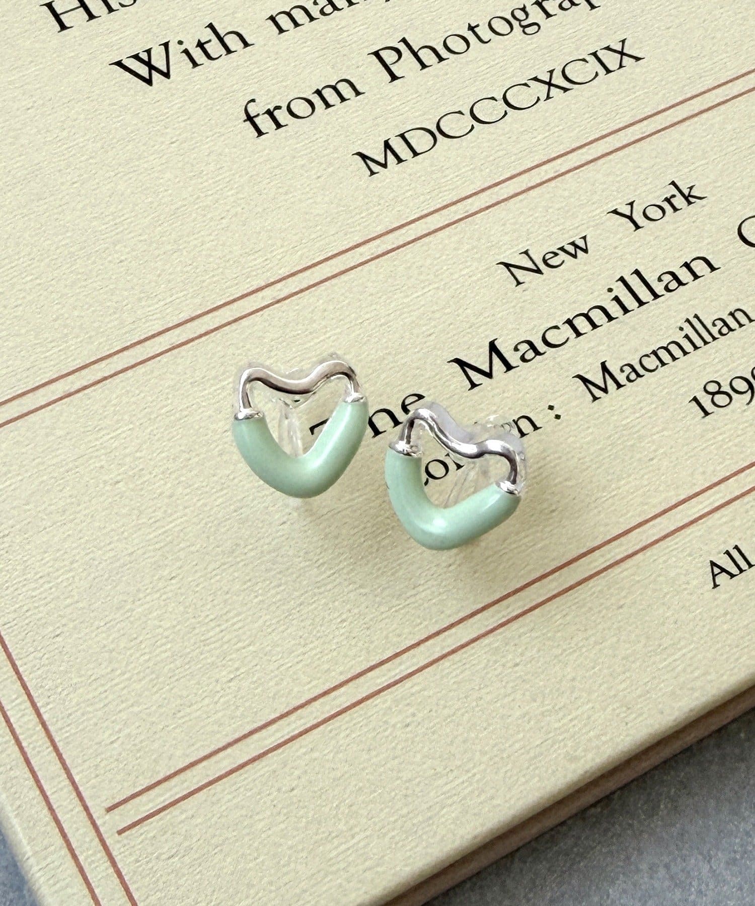 3COINS(スリーコインズ) ハーフエポハート樹脂イヤリング