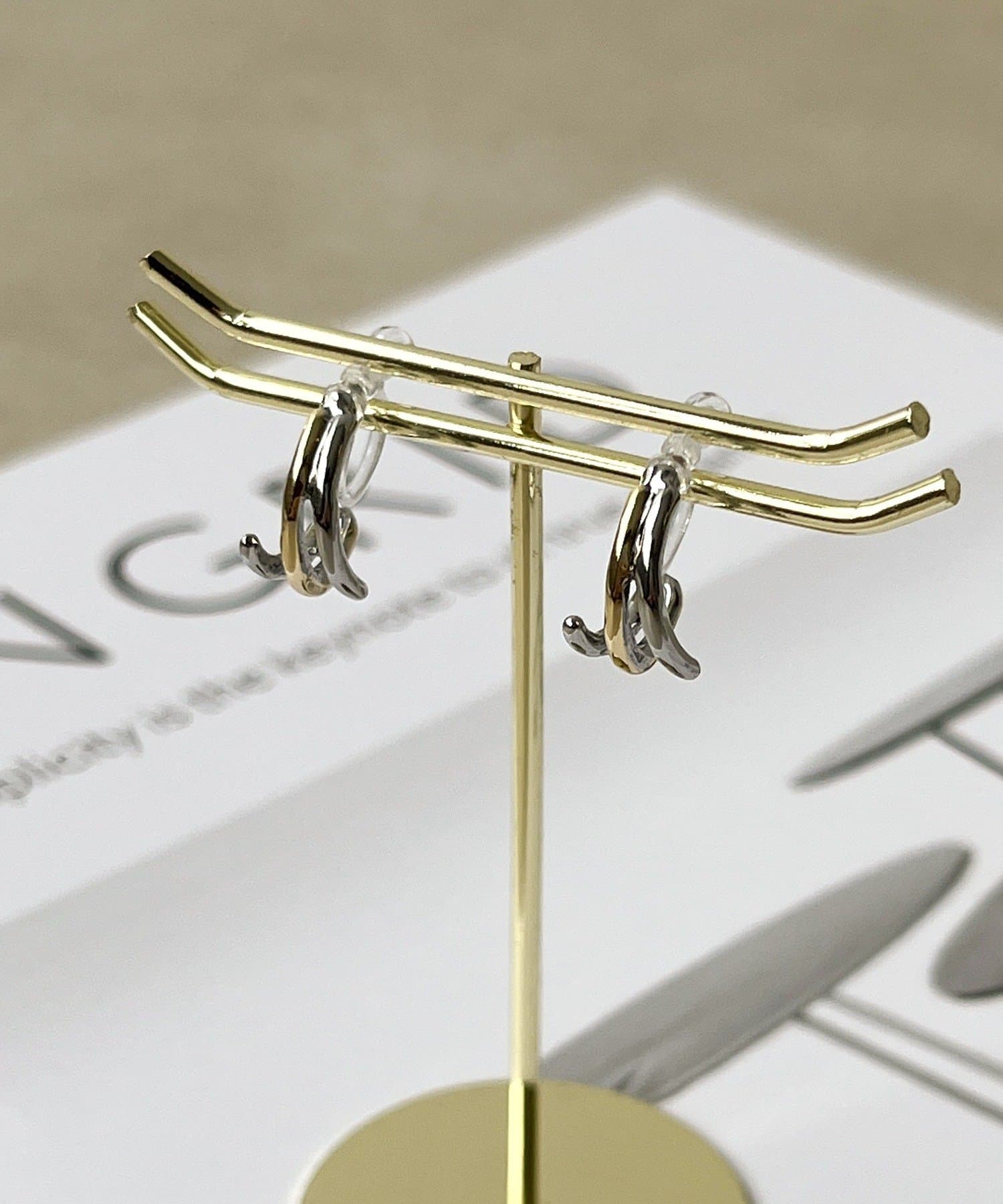 3COINS(スリーコインズ) ヘンケイフープ樹脂イヤリング