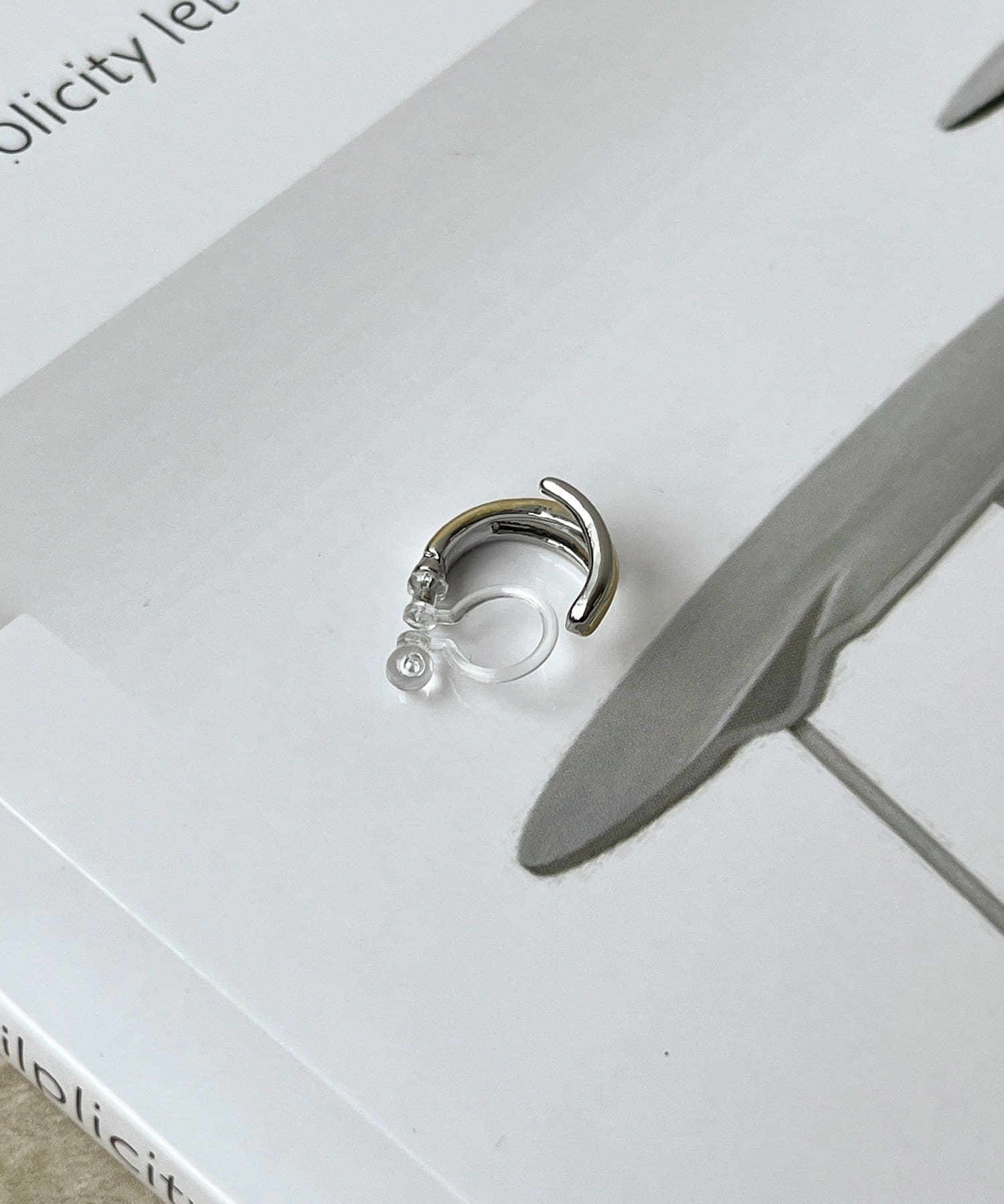 3COINS(スリーコインズ) ヘンケイフープ樹脂イヤリング