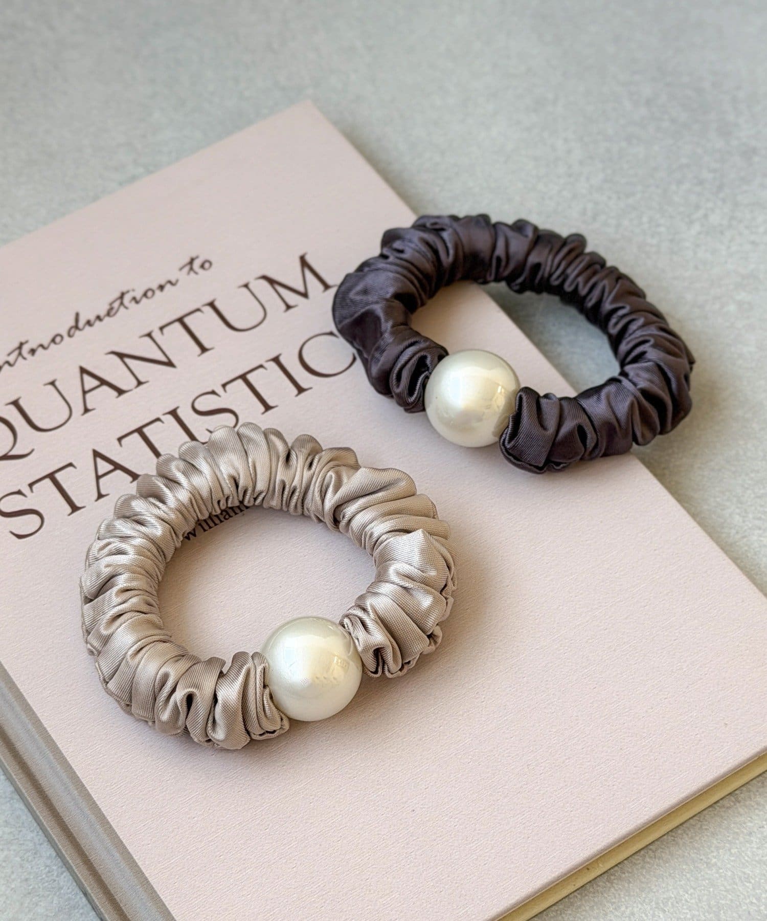 3COINS(スリーコインズ) パールサテンポニー2個セット