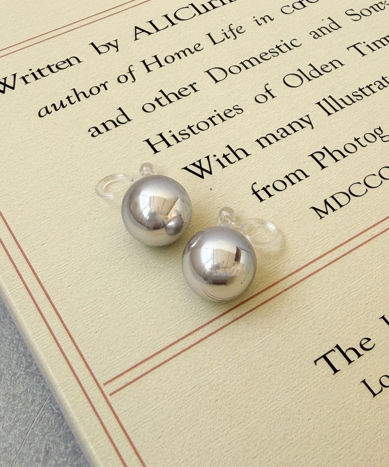 3COINS(スリーコインズ) ボール樹脂イヤリング