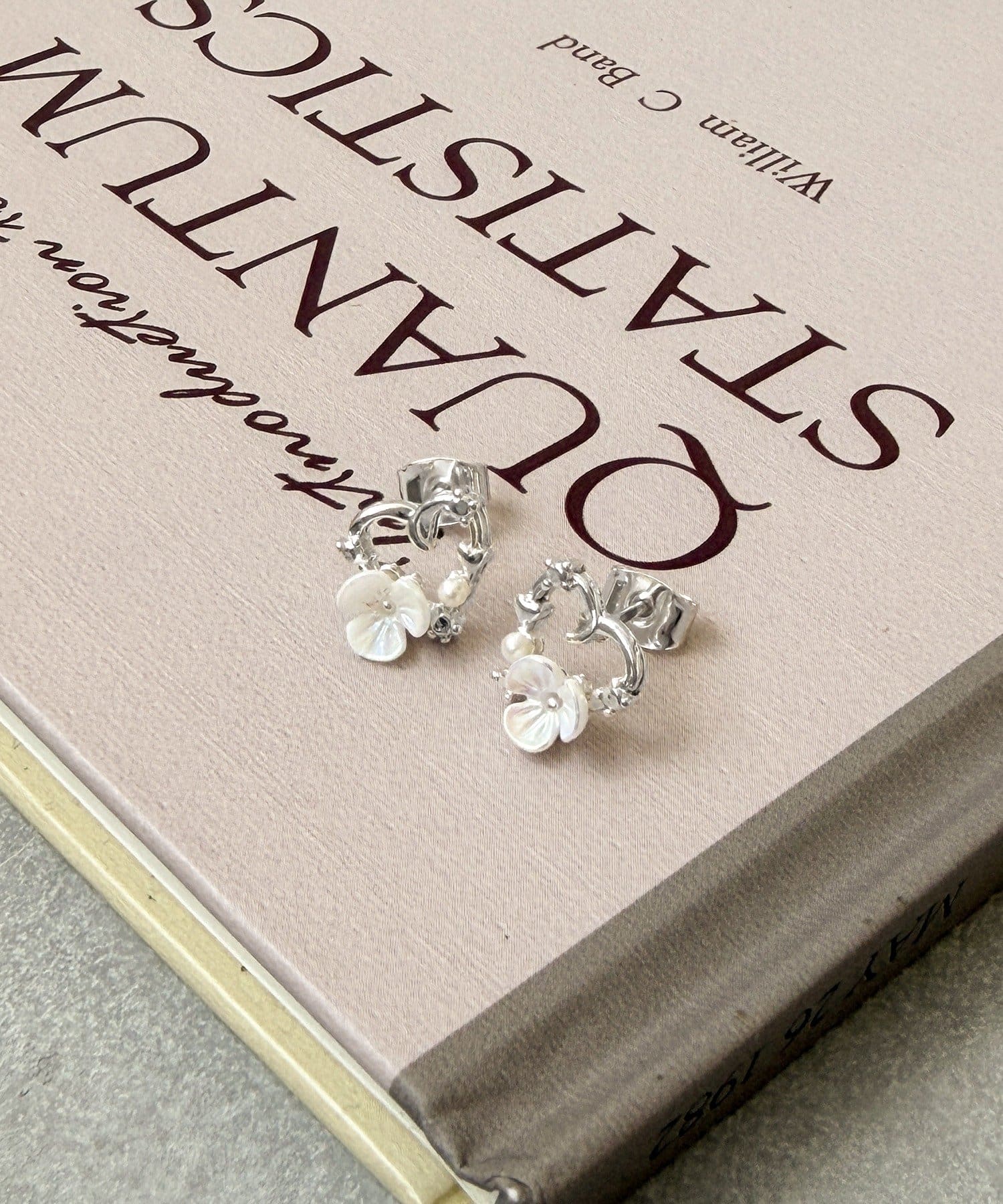 3COINS(スリーコインズ) フラワーハートピアス