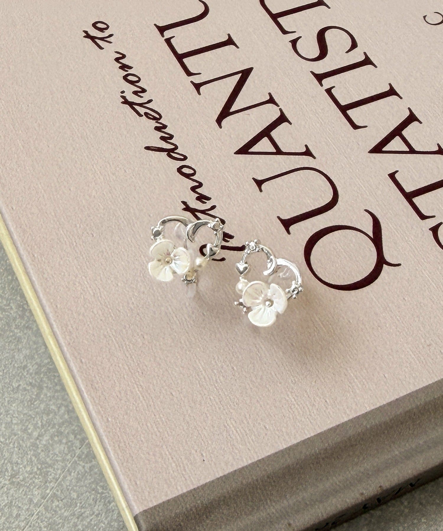 3COINS(スリーコインズ) フラワーハート樹脂イヤリング