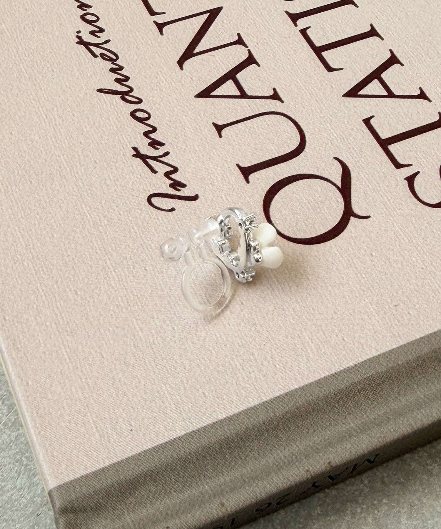 3COINS(スリーコインズ) フラワーハート樹脂イヤリング