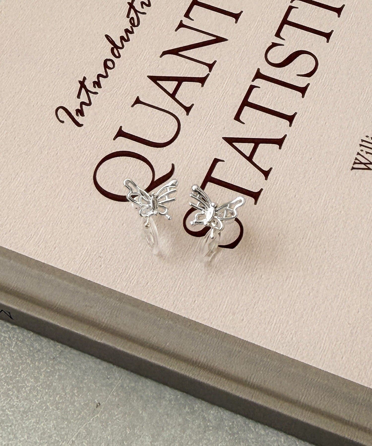 3COINS(スリーコインズ) バタフライ樹脂イヤリング