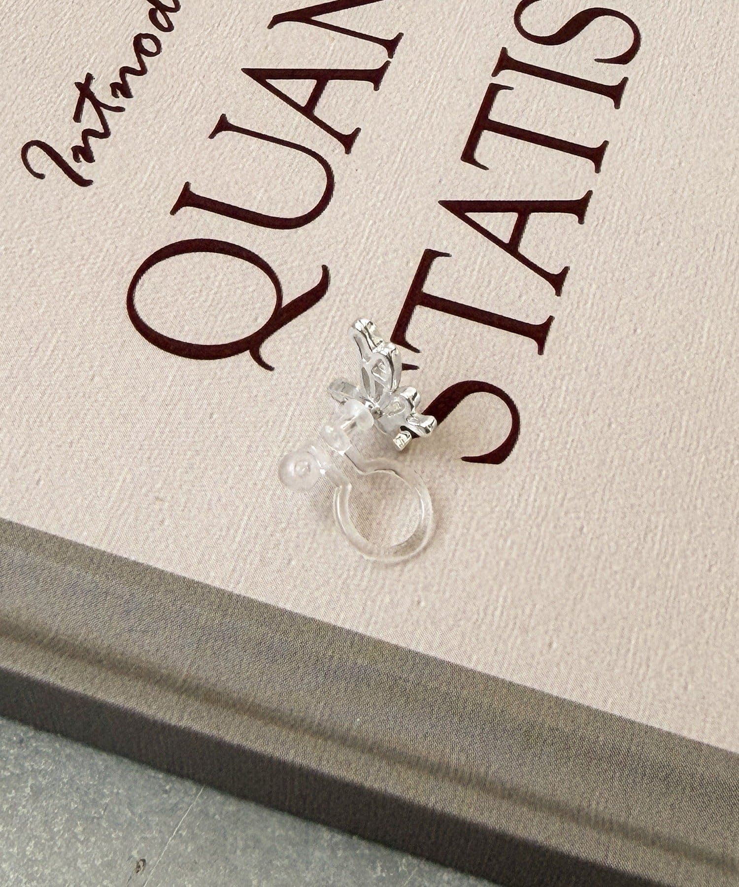 3COINS(スリーコインズ) バタフライ樹脂イヤリング